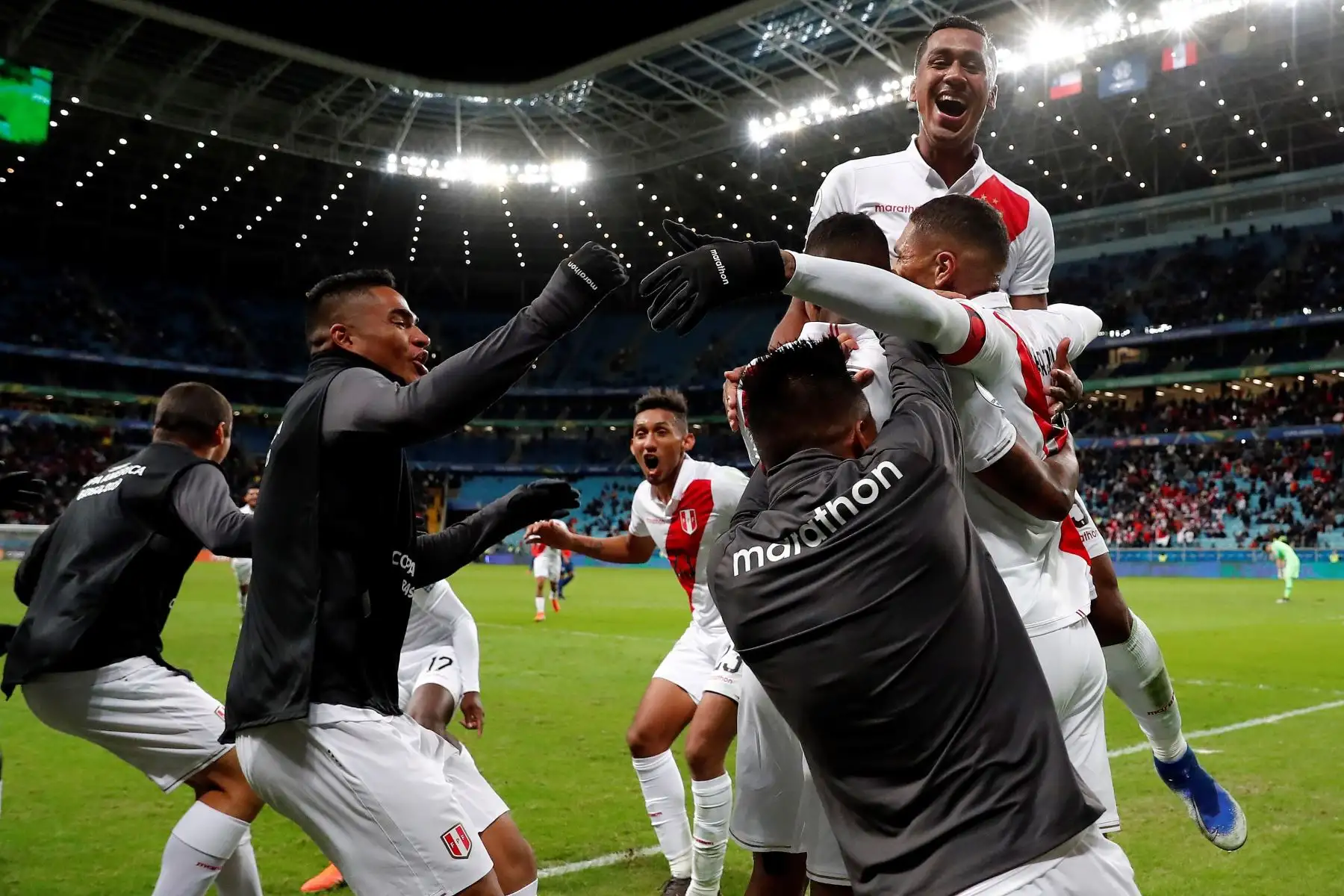 Jugadores de Perú celebran el tercer gol, durante el partido Chile-Perú de semifinales de la Copa América de Fútbol 2019.
Foto: EFE