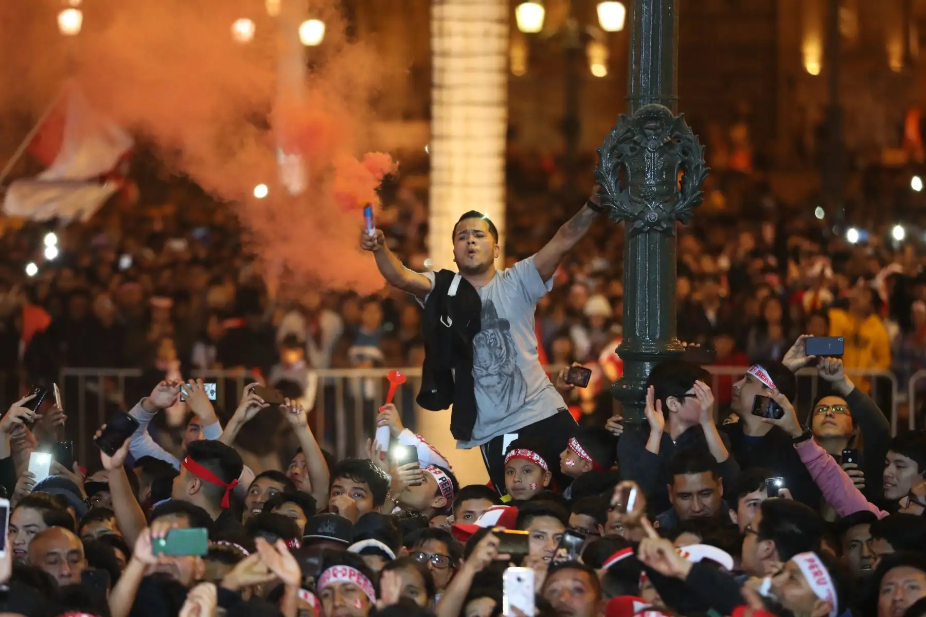Hinchas de la blanquirroja celebran en la Plaza Mayor de Lima el pase de Perú a la final de la Copa America tras vencer a Chile por 3 goles a 0. Foto: ANDINA/Melina Mejía