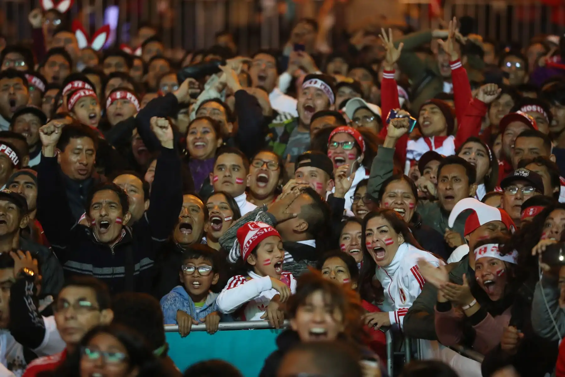 Hinchas de la blanquirroja celebran en la Plaza Mayor de Lima el pase de Perú a la final de la Copa America tras vencer a Chile por 3 goles a 0. Foto: ANDINA/Melina Mejía