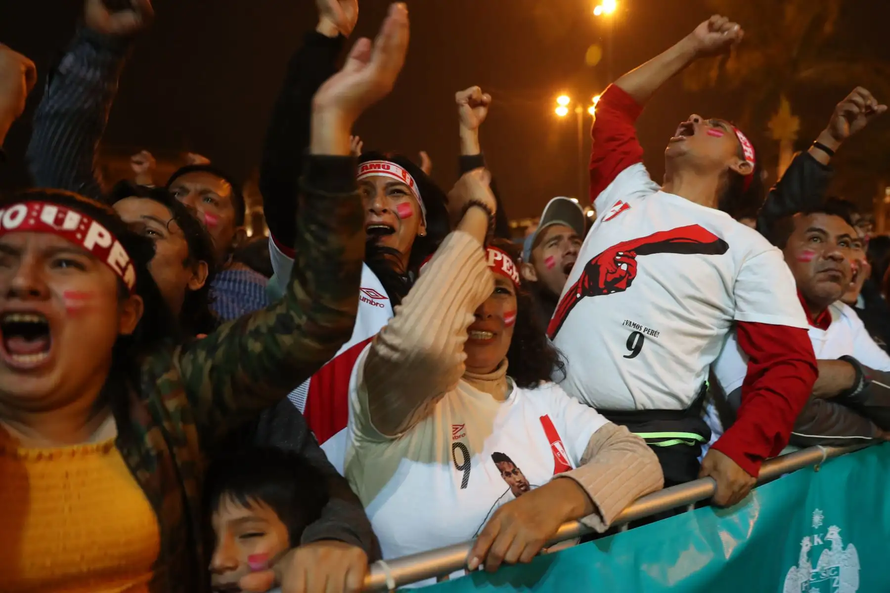 Hinchas de la blanquirroja celebran en la Plaza Mayor de Lima el pase de Perú a la final de la Copa America tras vencer a Chile por 3 goles a 0. Foto: ANDINA/Melina Mejía