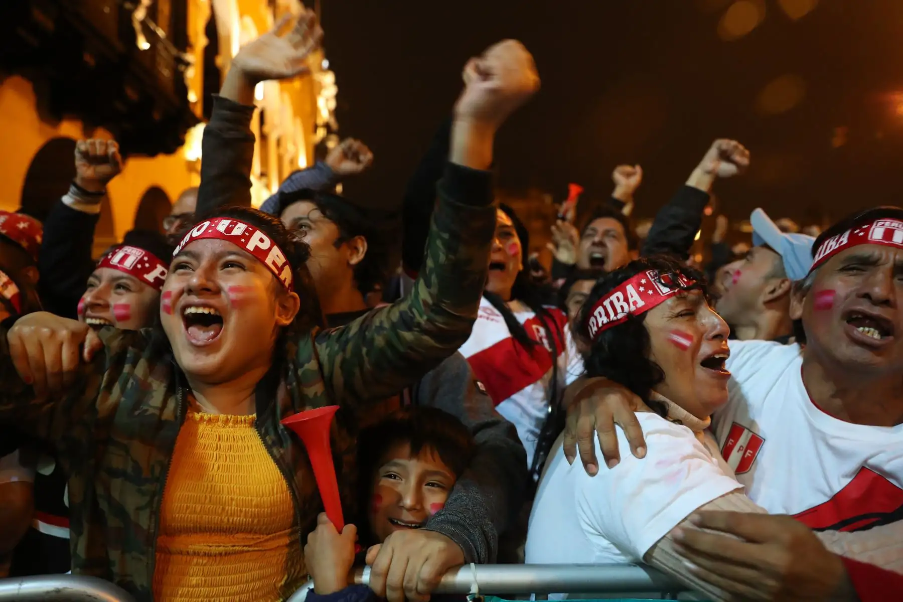 Hinchas de la blanquirroja celebran en la Plaza Mayor de Lima el pase de Perú a la final de la Copa America tras vencer a Chile por 3 goles a 0. Foto: ANDINA/Melina Mejía