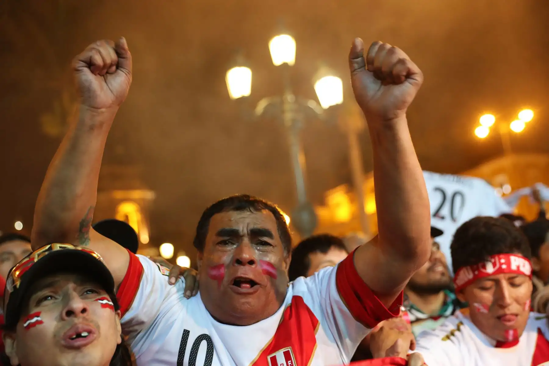 Hinchas de la blanquirroja celebran en la Plaza Mayor de Lima el pase de Perú a la final de la Copa America tras vencer a Chile por 3 goles a 0. Foto: ANDINA/Melina Mejía