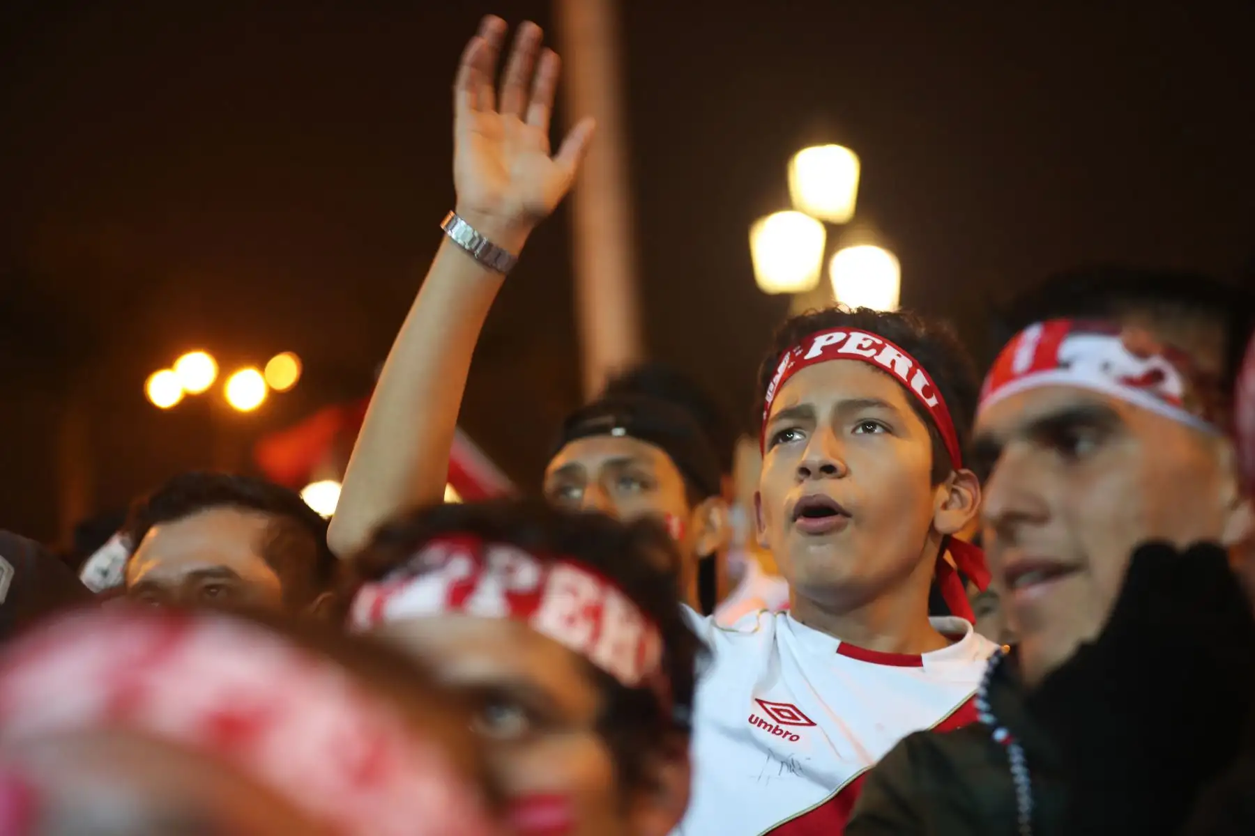 Hinchas de la blanquirroja celebran en la Plaza Mayor de Lima el pase de Perú a la final de la Copa America tras vencer a Chile por 3 goles a 0. Foto: ANDINA/Melina Mejía