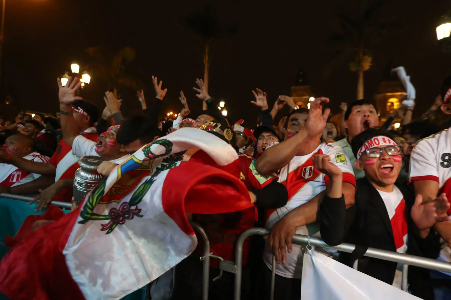 Hinchas de la blanquirroja celebran en la Plaza Mayor de Lima el pase de Perú a la final de la Copa America tras vencer a Chile por 3 goles a 0. Foto: ANDINA/Melina Mejía