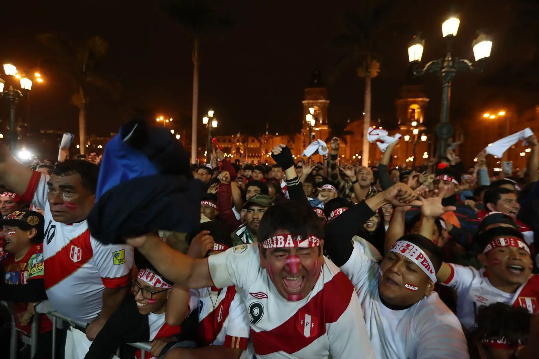 Hinchas de la blanquirroja celebran en la Plaza Mayor de Lima el pase de Perú a la final de la Copa America tras vencer a Chile por 3 goles a 0. Foto: ANDINA/Melina Mejía