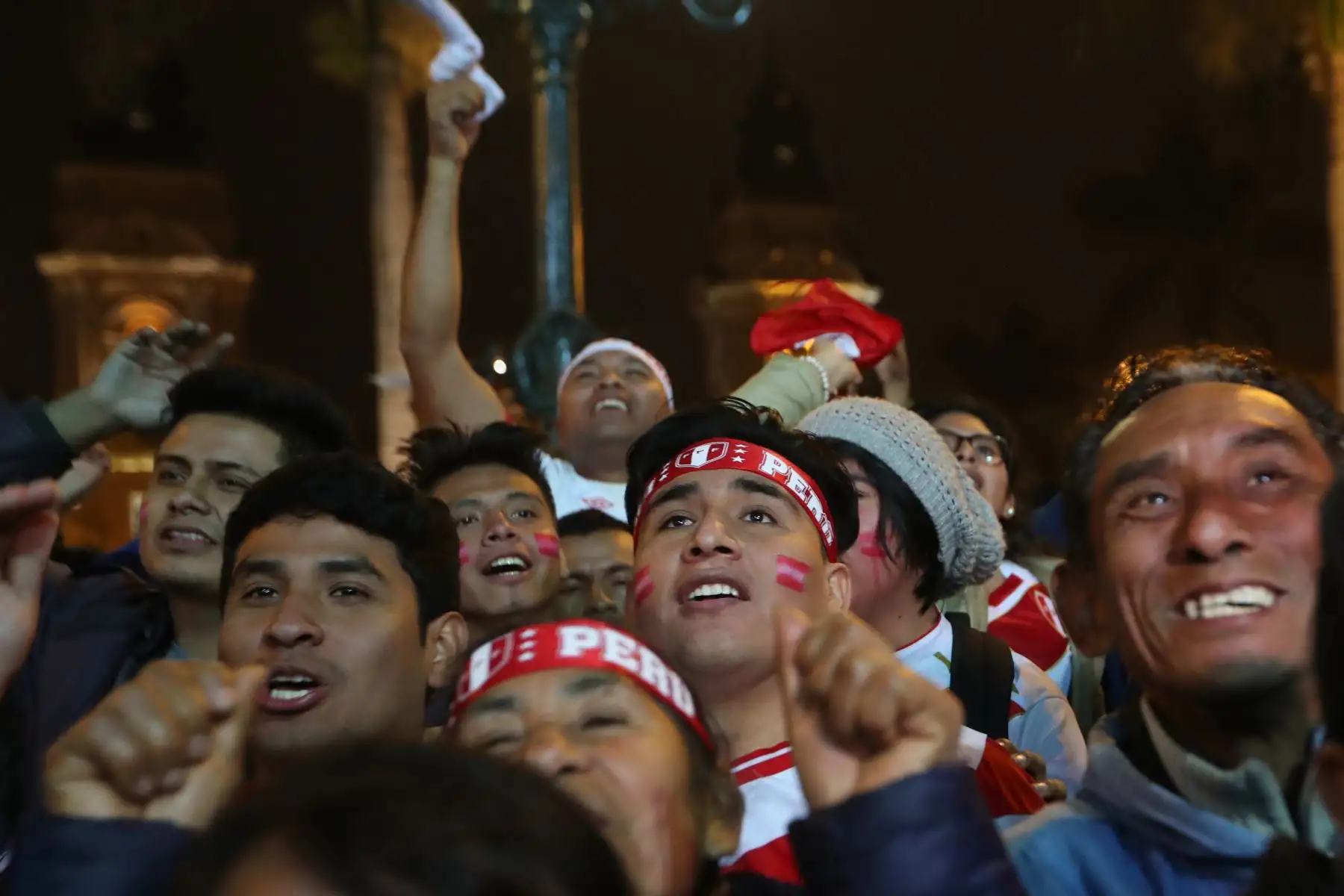 Hinchas de la blanquirroja celebran en la Plaza Mayor de Lima el pase de Perú a la final de la Copa America tras vencer a Chile por 3 goles a 0. Foto: ANDINA/Melina Mejía