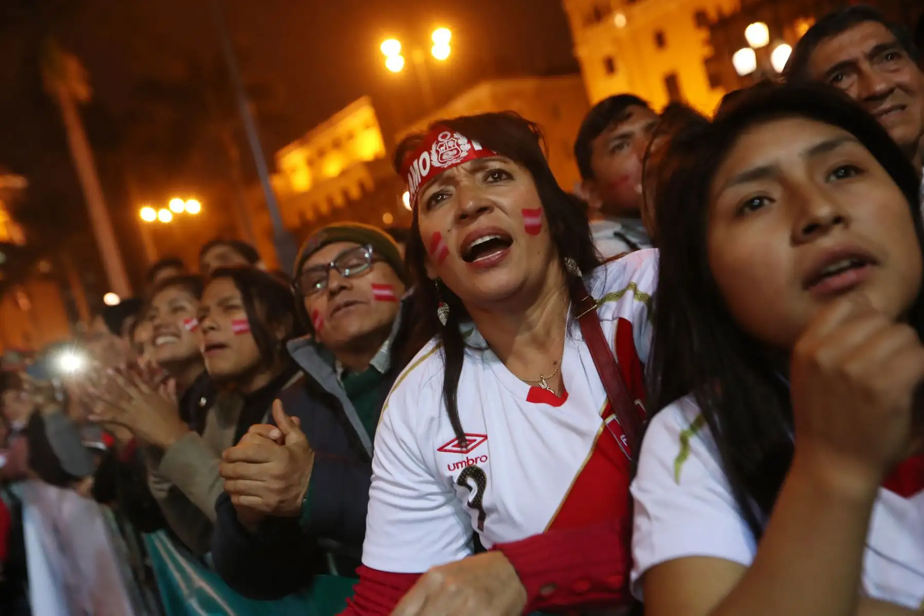 Hinchas de la blanquirroja celebran en la Plaza Mayor de Lima el pase de Perú a la final de la Copa America tras vencer a Chile por 3 goles a 0. Foto: ANDINA/Melina Mejía