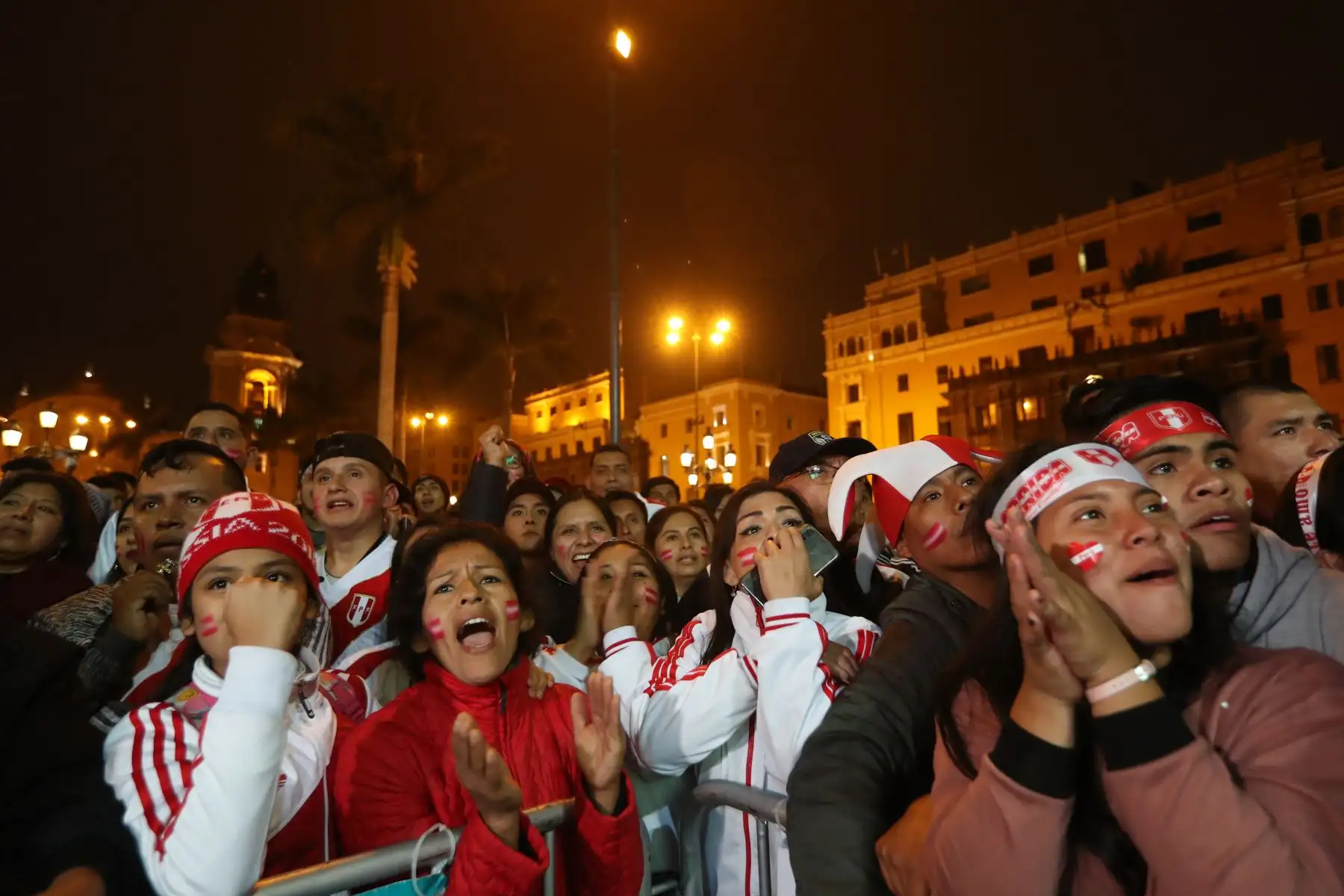 Hinchas de la blanquirroja celebran en la Plaza Mayor de Lima el pase de Perú a la final de la Copa America tras vencer a Chile por 3 goles a 0. Foto: ANDINA/Melina Mejía