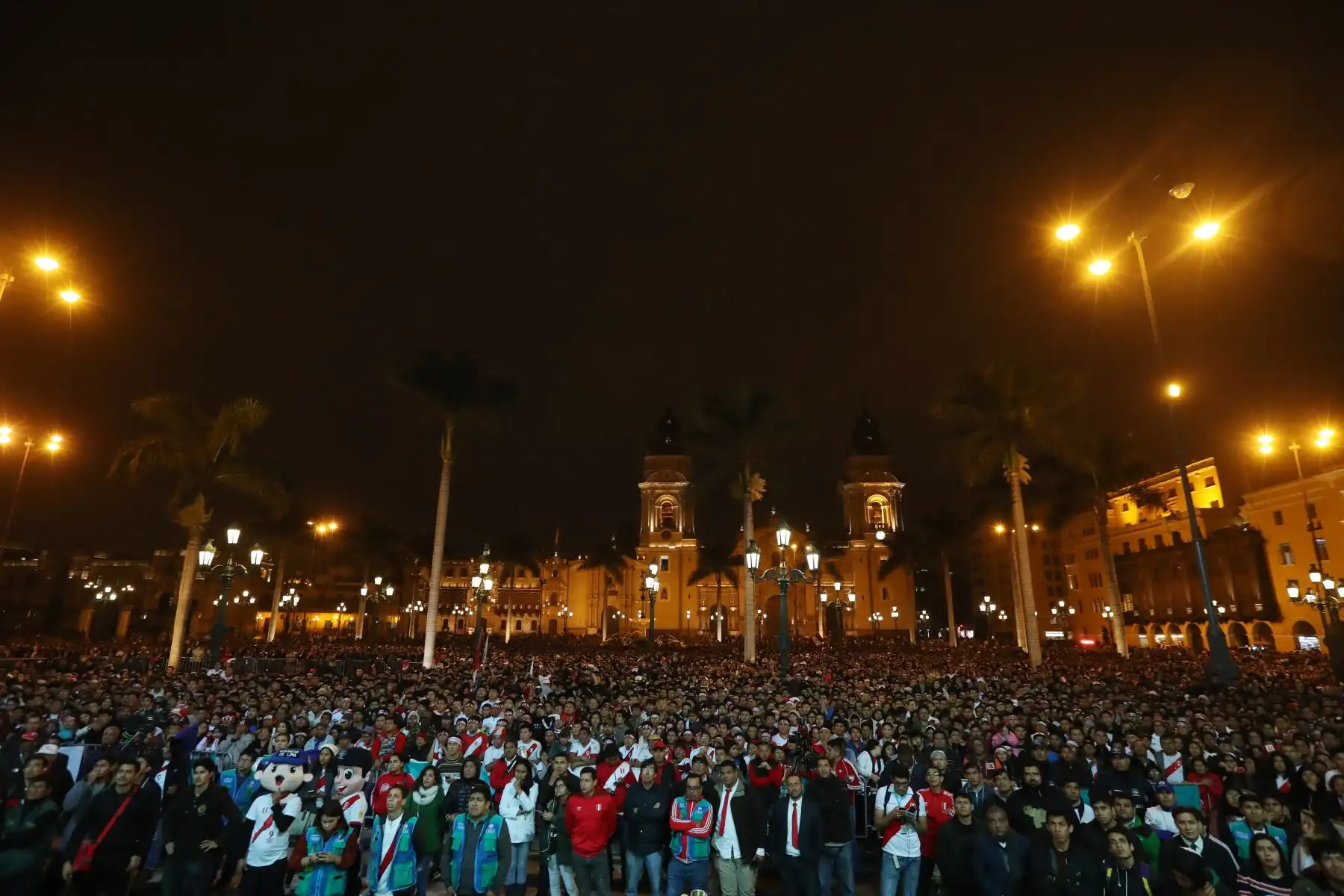 Hinchas de la blanquirroja celebran en la Plaza Mayor de Lima el pase de Perú a la final de la Copa America tras vencer a Chile por 3 goles a 0. Foto: ANDINA/Melina Mejía