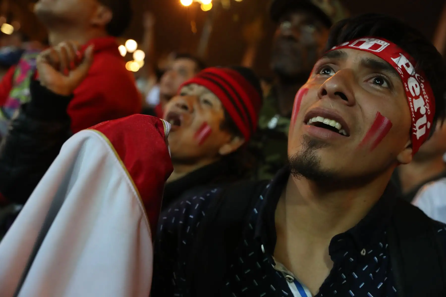 Hinchas de la blanquirroja celebran en la Plaza Mayor de Lima el pase de Perú a la final de la Copa America tras vencer a Chile por 3 goles a 0. Foto: ANDINA/Melina Mejía