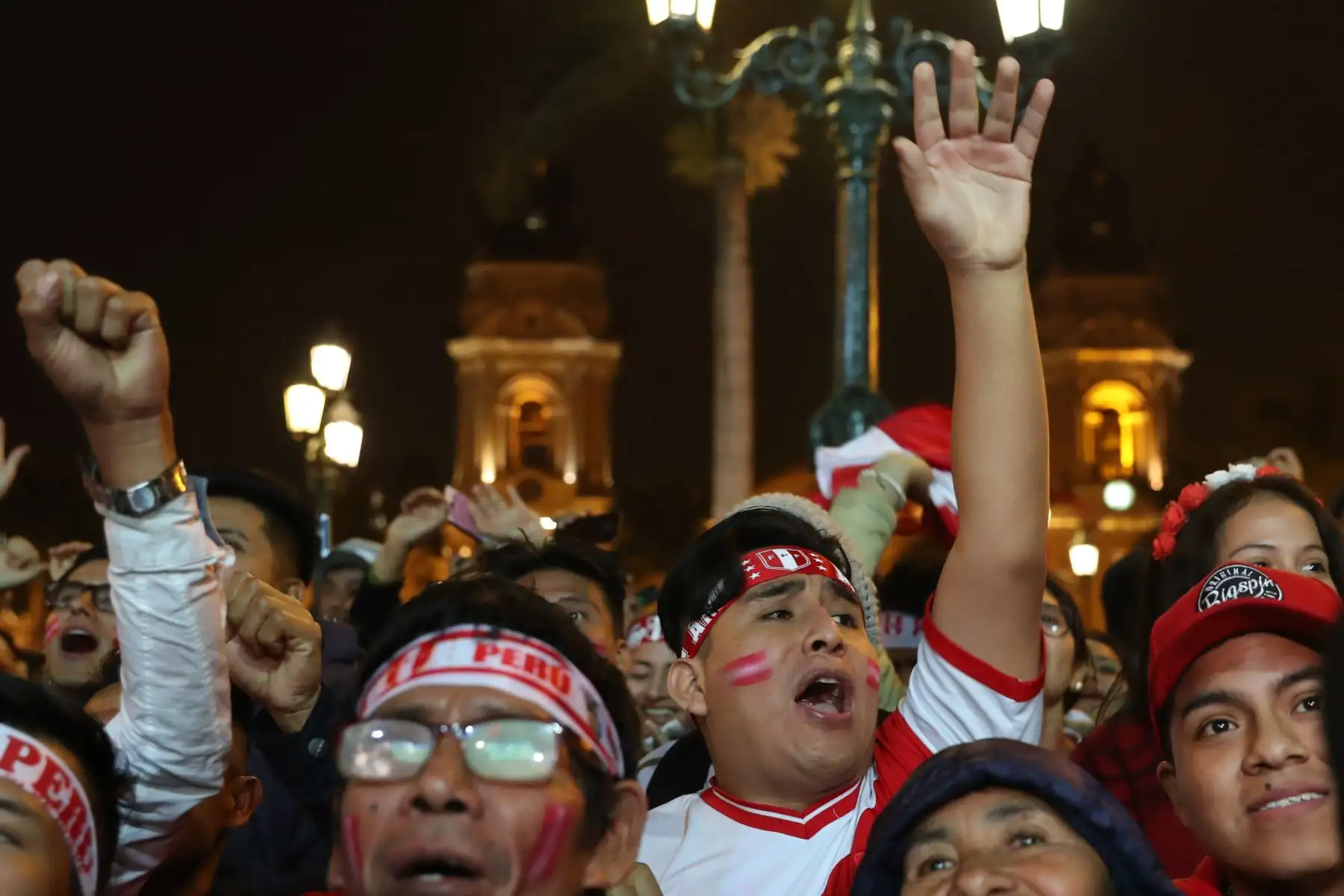 Hinchas de la blanquirroja celebran en la Plaza Mayor de Lima el pase de Perú a la final de la Copa America tras vencer a Chile por 3 goles a 0. Foto: ANDINA/Melina Mejía