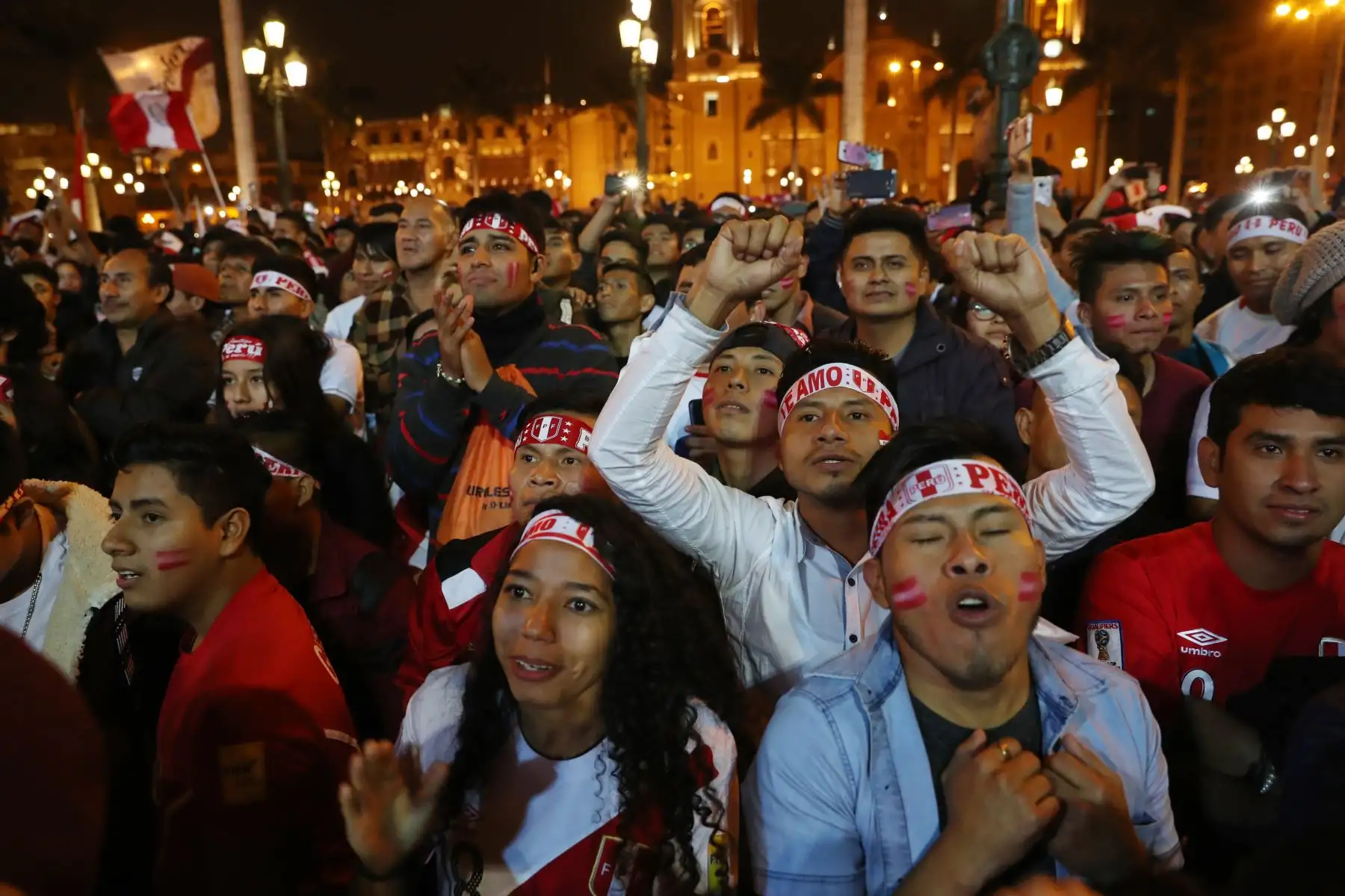 Hinchas de la blanquirroja celebran en la Plaza Mayor de Lima el pase de Perú a la final de la Copa America tras vencer a Chile por 3 goles a 0. Foto: ANDINA/Melina Mejía
