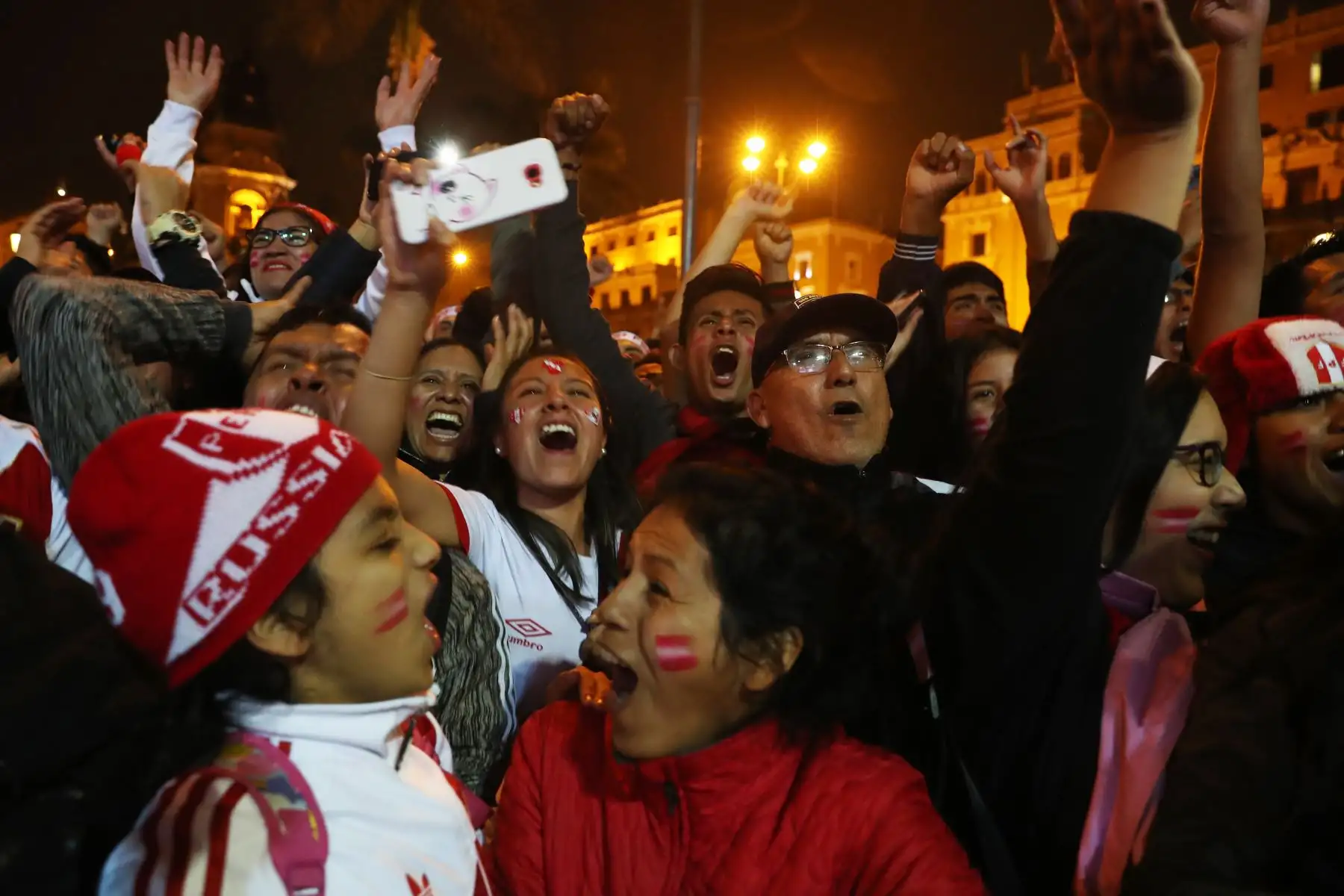 Hinchas de la blanquirroja celebran en la Plaza Mayor de Lima el pase de Perú a la final de la Copa America tras vencer a Chile por 3 goles a 0. Foto: ANDINA/Melina Mejía