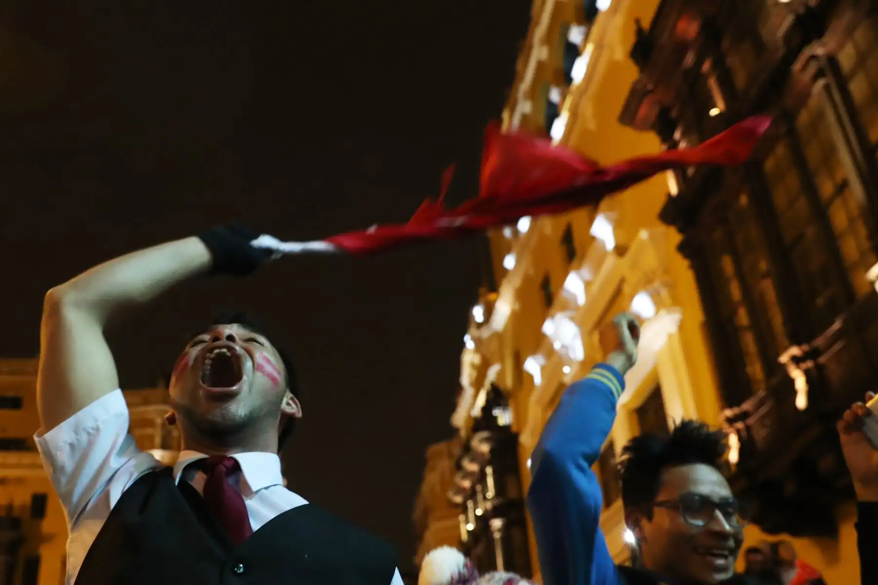 Hinchas de la blanquirroja celebran en la Plaza Mayor de Lima el pase de Perú a la final de la Copa America tras vencer a Chile por 3 goles a 0. Foto: ANDINA/Melina Mejía