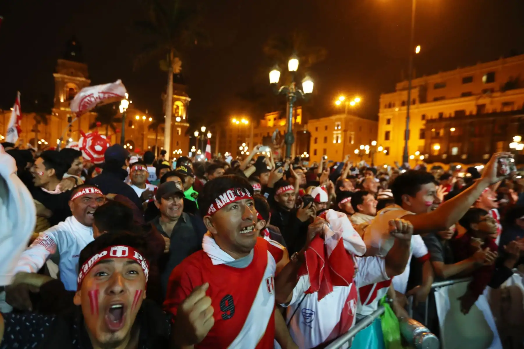 Hinchas de la blanquirroja celebran en la Plaza Mayor de Lima el pase de Perú a la final de la Copa America tras vencer a Chile por 3 goles a 0. Foto: ANDINA/Melina Mejía