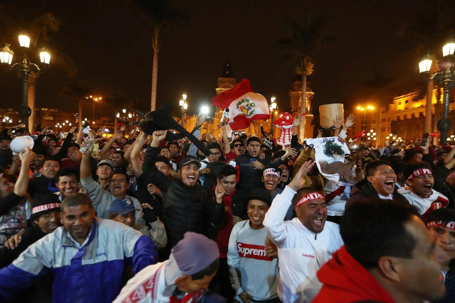 Hinchas de la blanquirroja celebran en la Plaza Mayor de Lima el pase de Perú a la final de la Copa America tras vencer a Chile por 3 goles a 0. Foto: ANDINA/Melina Mejía