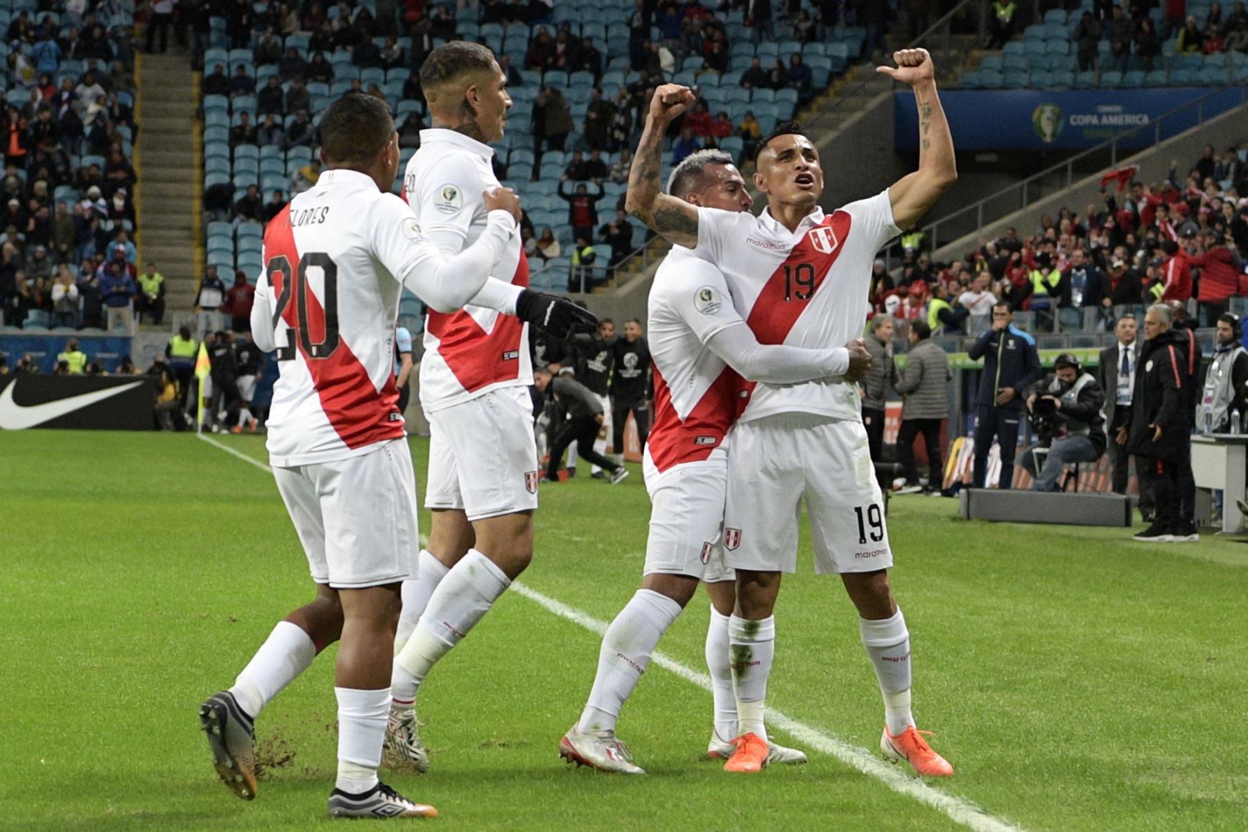 Yoshimar Yotun (R), de Perú, celebra con sus compañeros de equipo Edison Flores (L), Paolo Guerrero (2-L) y Miguel Trauco, luego de anotar contra Chile durante su partido de semifinal del torneo de fútbol de la Copa América.
Foto: AFP