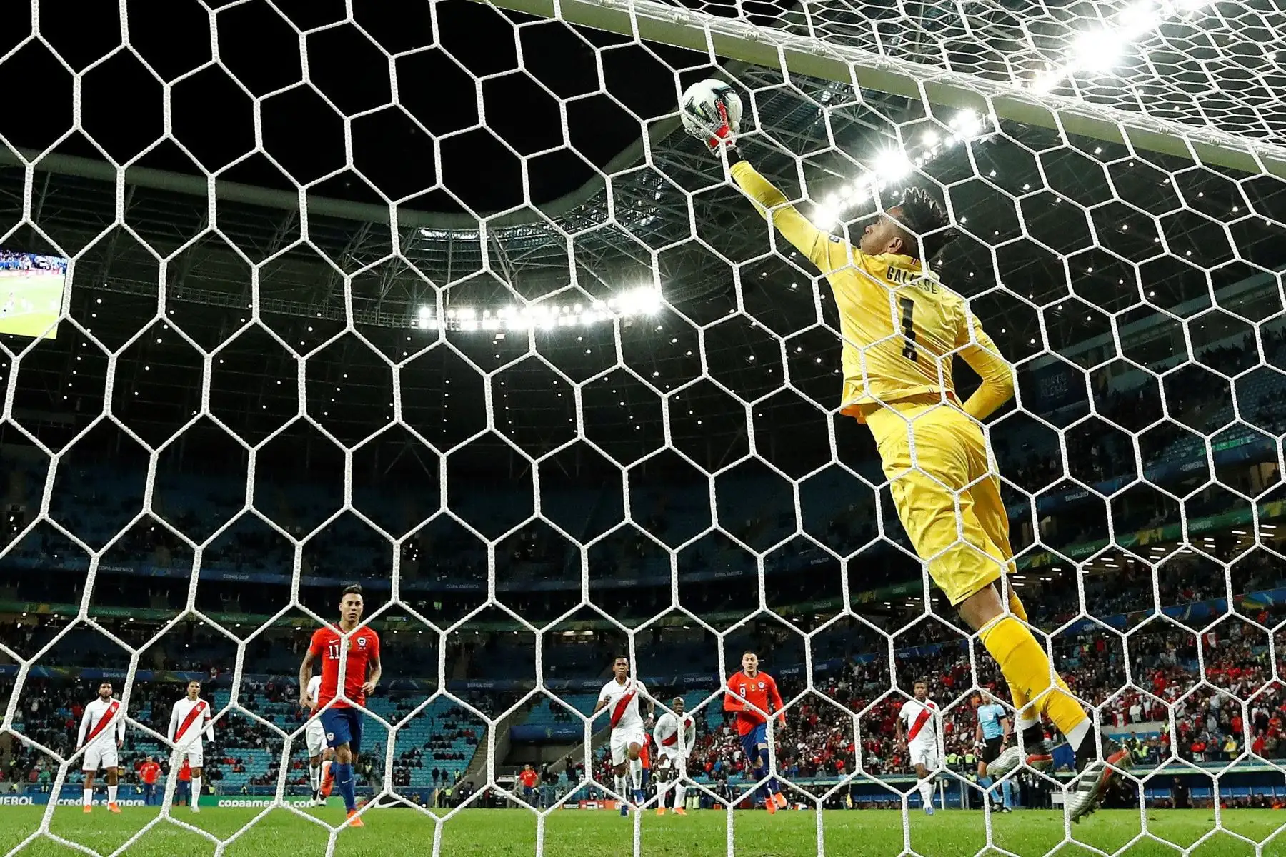 Pedro Gallese (d) de Perú detiene un penalti a Eduardo Vargas de Chile (c) durante el partido Chile-Perú de semifinales de la Copa América de Fútbol 2019.
Foto: EFE