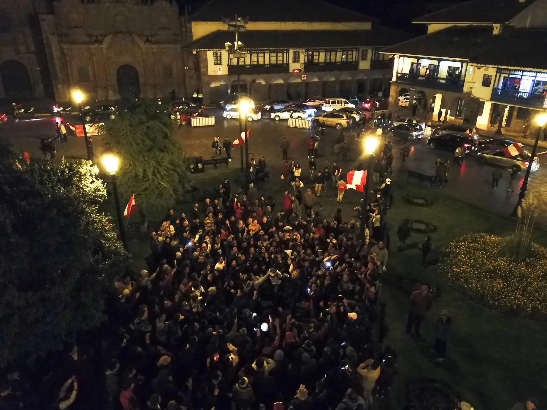 Hinchas se reúnen en la plaza de Armas del Cusco para celebrar victoria de la selección nacional ante su similar chilena.

Foto: ANDINA/Juan Carlos Guzmán Negrini.
