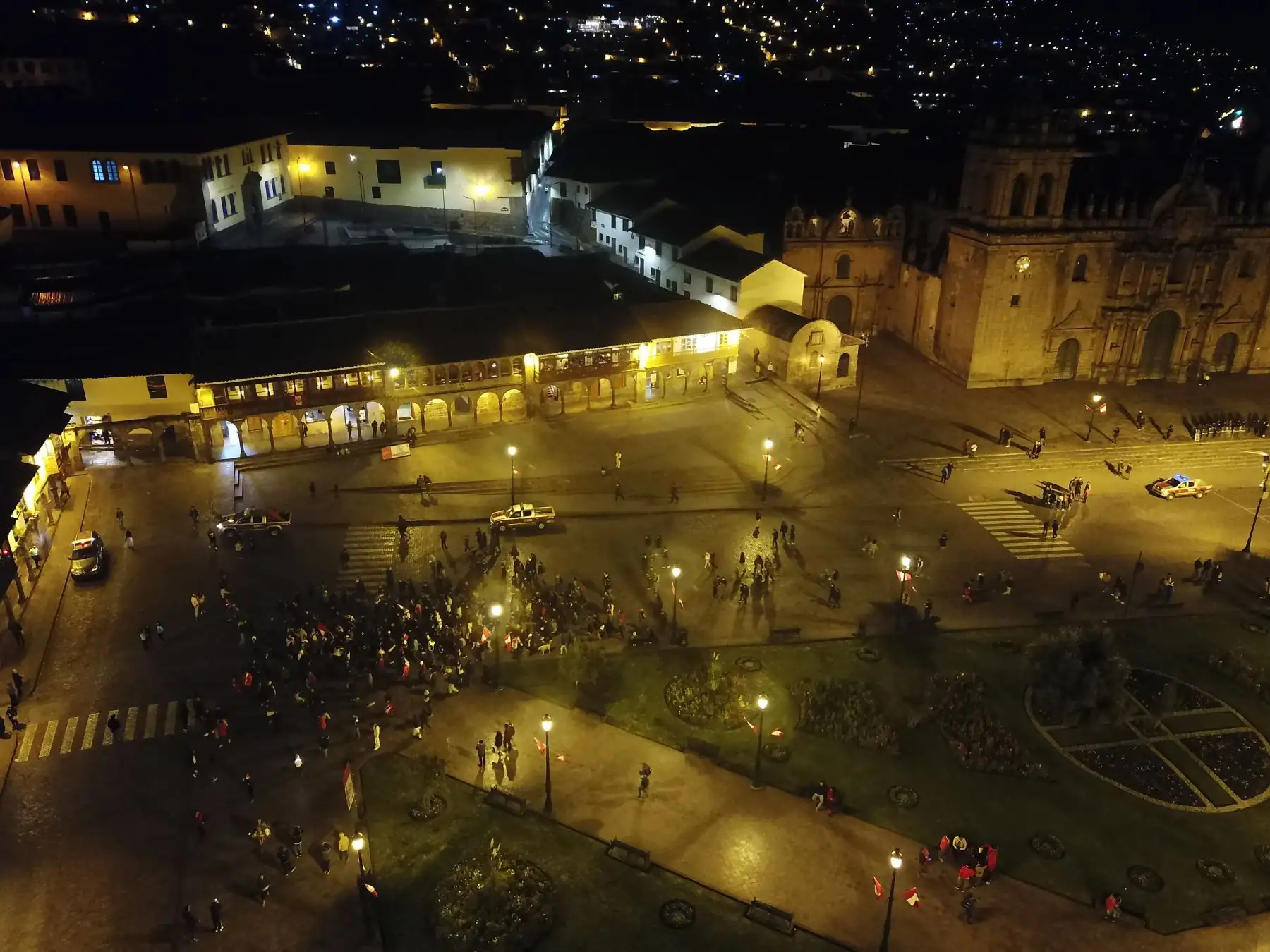 Hinchas se reúnen en la plaza de Armas del Cusco para celebrar victoria de la selección nacional ante su similar chilena.

Foto: ANDINA/Juan Carlos Guzmán Negrini.