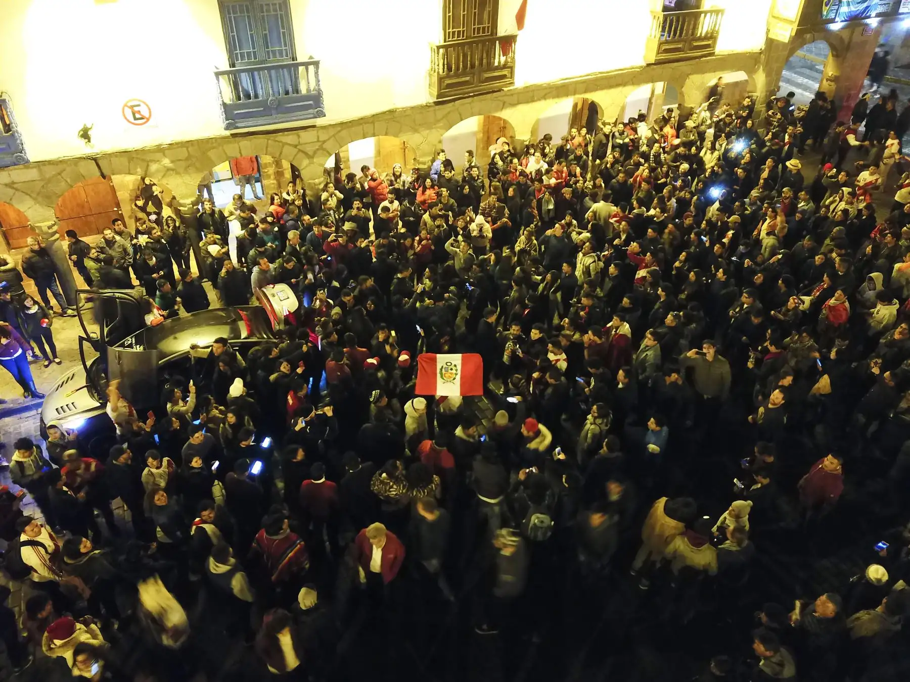 Hinchas se reúnen en la plaza de Armas del Cusco para celebrar victoria de la selección nacional ante su similar chilena.

Foto: ANDINA/Juan Carlos Guzmán Negrini.