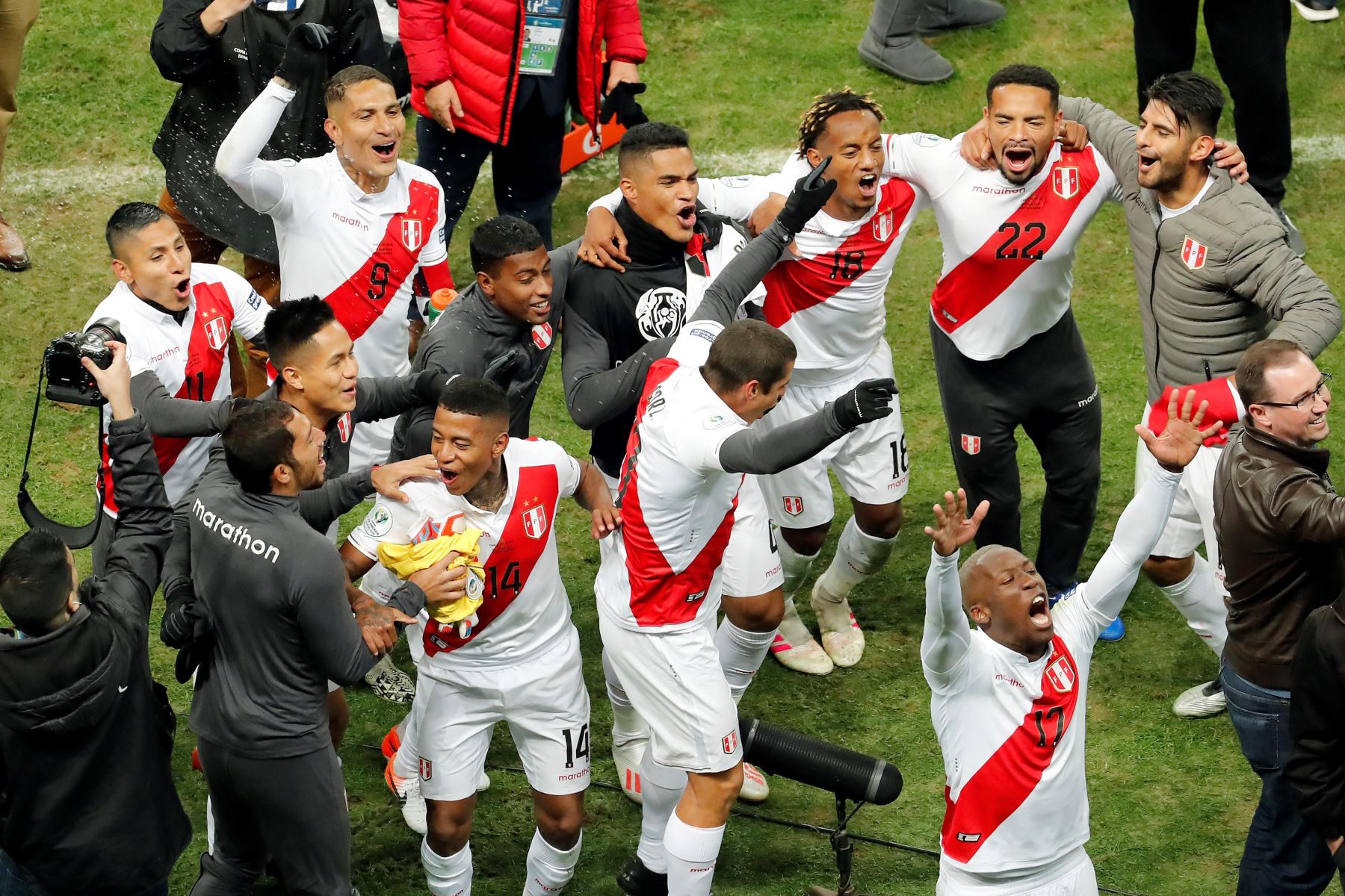 Jugadores de Perú celebran al final del partido Chile-Perú. Foto: EFE
