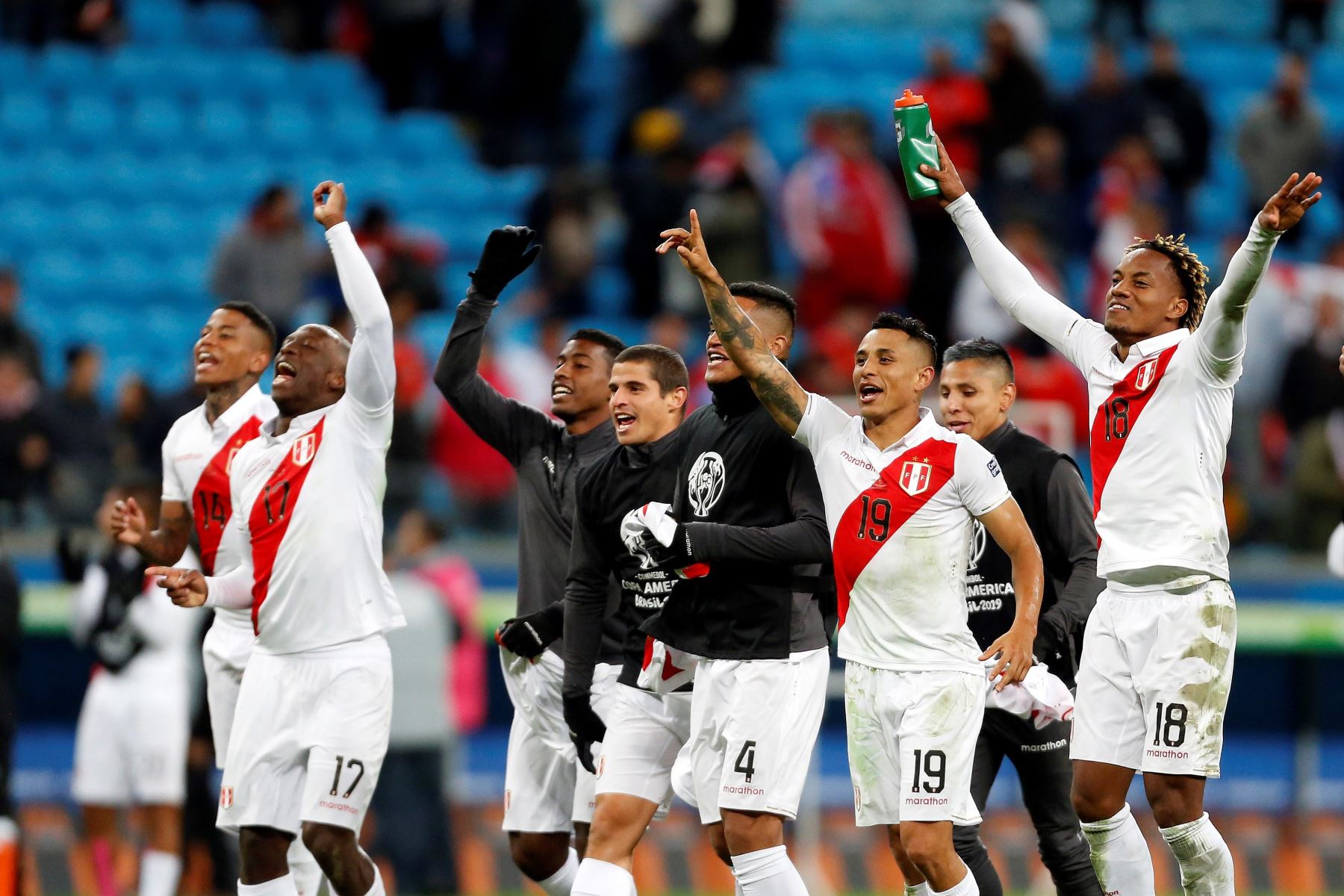 Jugadores de Perú celebran al final del partido Chile-Perú. Foto: EFE