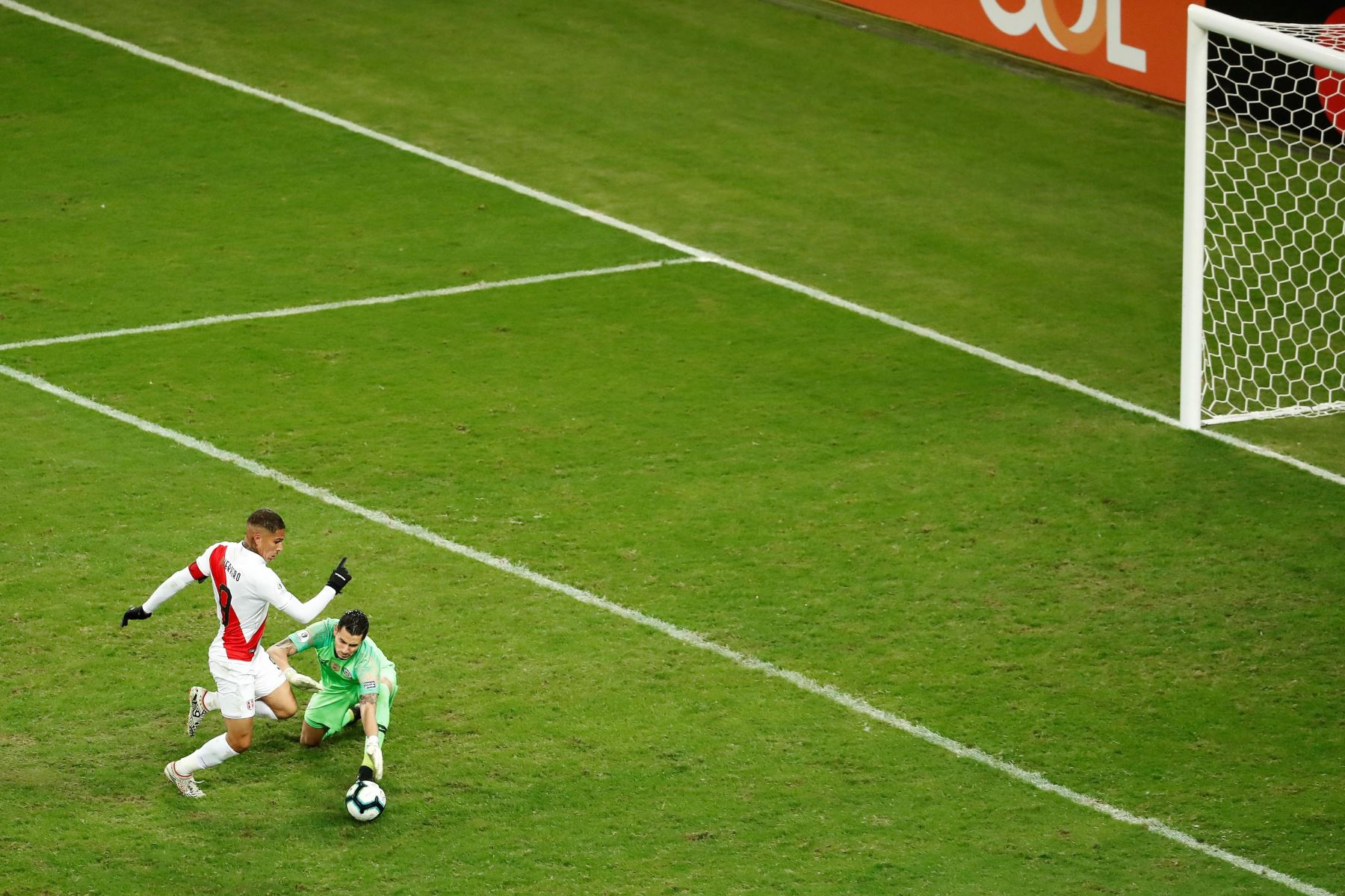 Paolo Guerrero evade al arquero Gabriel Arias de Chile para anotar un gol, durante el partido Chile-Perú de semifinales de la Copa América. Foto: EFE