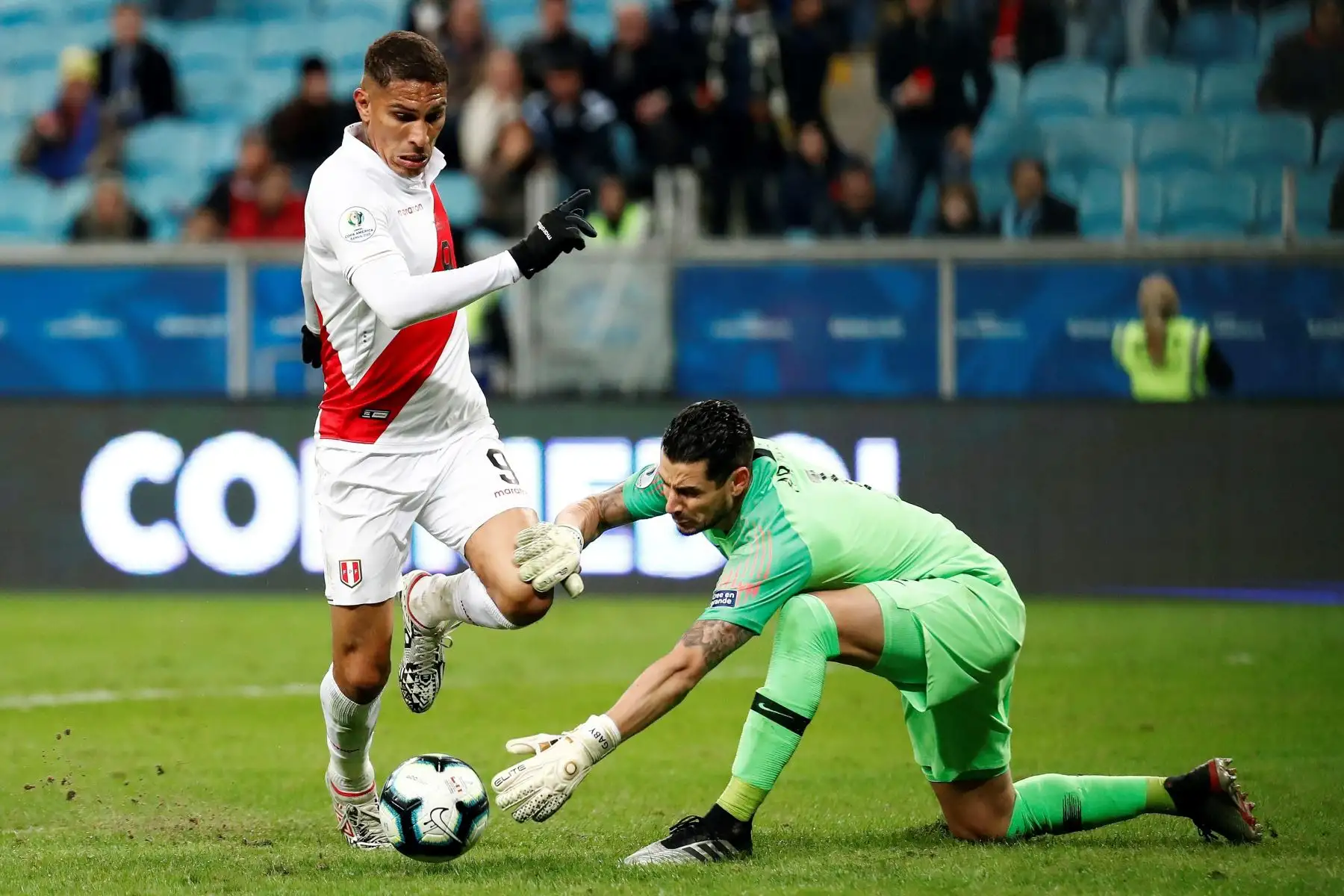 Paolo Guerrero evade al arquero Gabriel Arias de Chile para anotar un gol, durante el partido Chile-Perú de semifinales de la Copa América. Foto: EFE