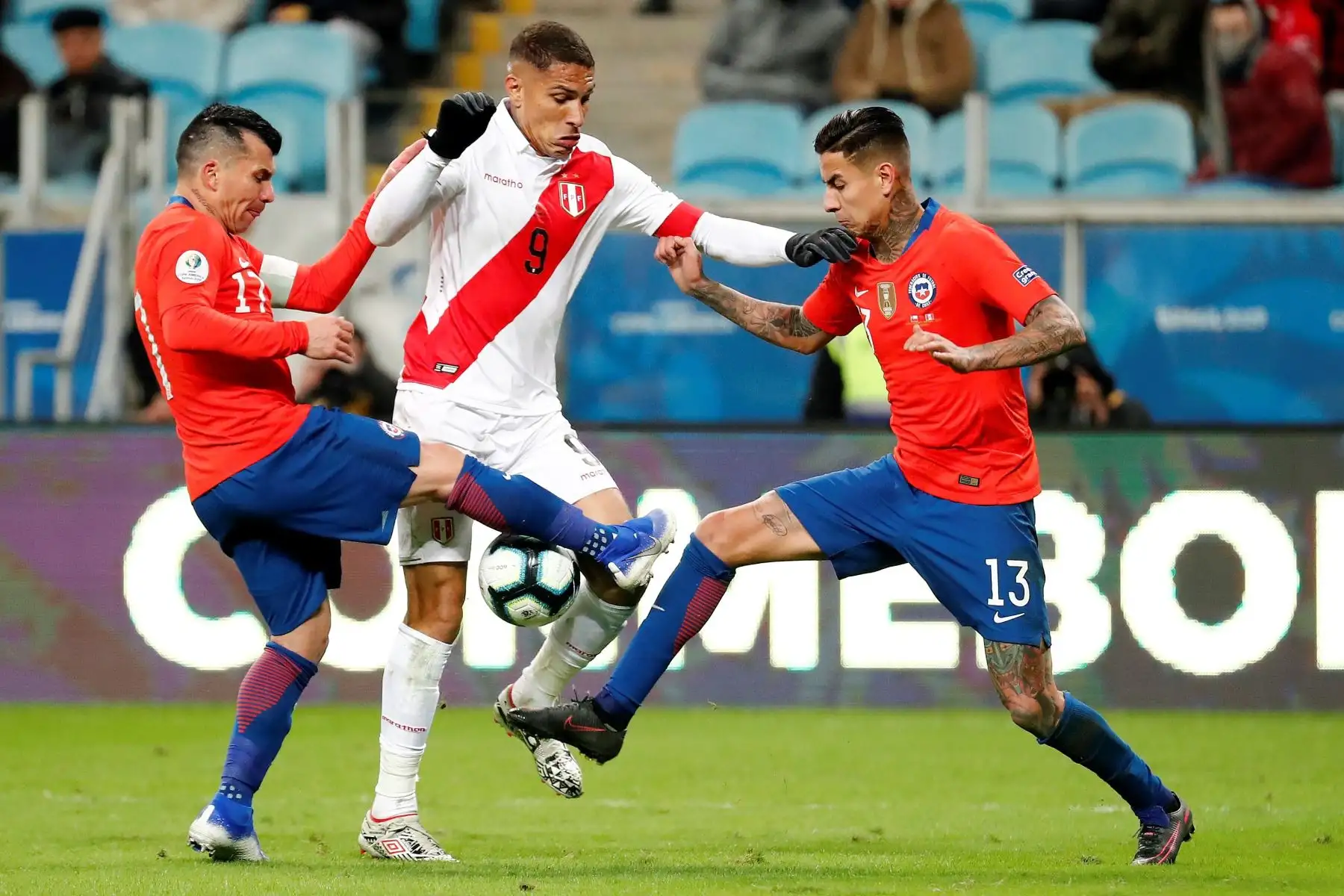 Paolo Guerrero durante el partido Chile-Perú de semifinales de la Copa América. Foto: EFE