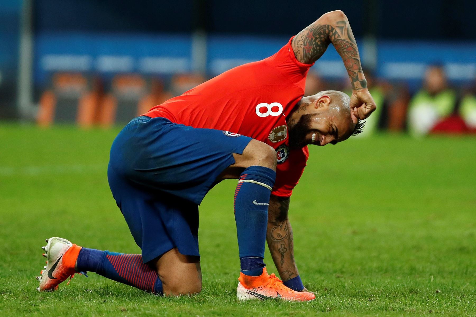 Arturo Vidal de Chile se lamenta durante el partido Chile-Perú de semifinales de la Copa América 2019. Foto: EFE