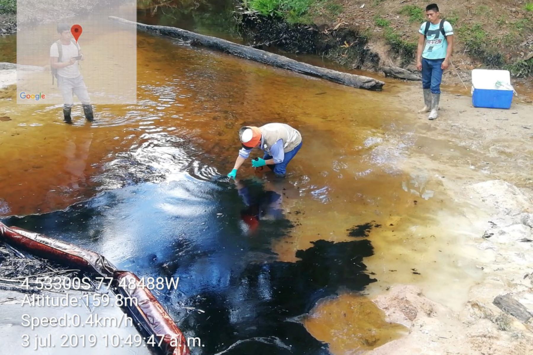 Representantes de la Fiscalía y peritos recogen muestras en la zona afectada por derrame de petróleo en Loreto. ANDINA/Difusión