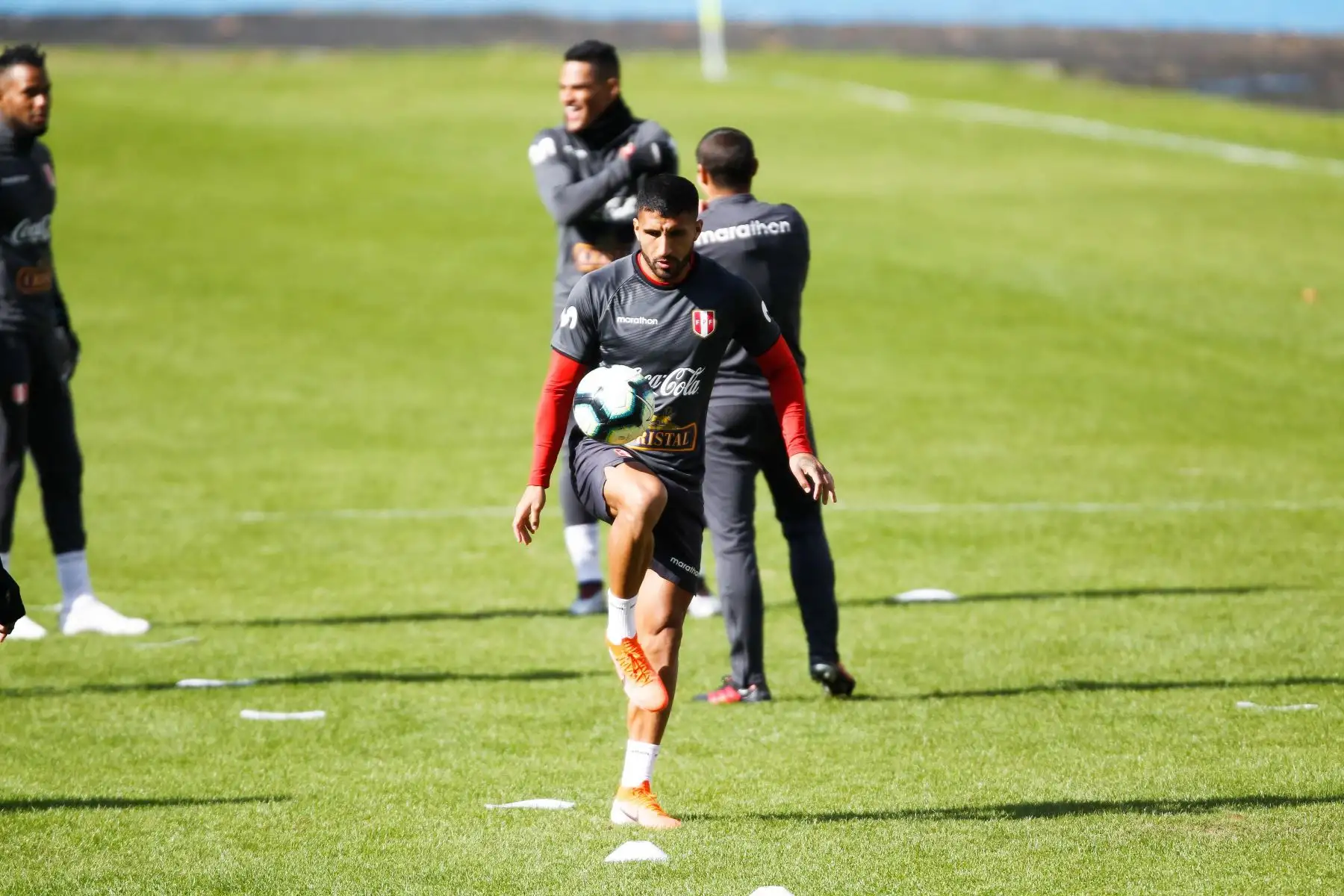 El jugador peruano Josepmir Ballón (c) entrena este jueves en el estadio SESC en Porto Alegre (Brasil). Perú se prepara enfrentar a Brasil en la final de la Copa América Brasil 2019, en el Grêmio Arena, en Porto Alegre, Rio Grande do Sul, Brasil.Foto:EFE