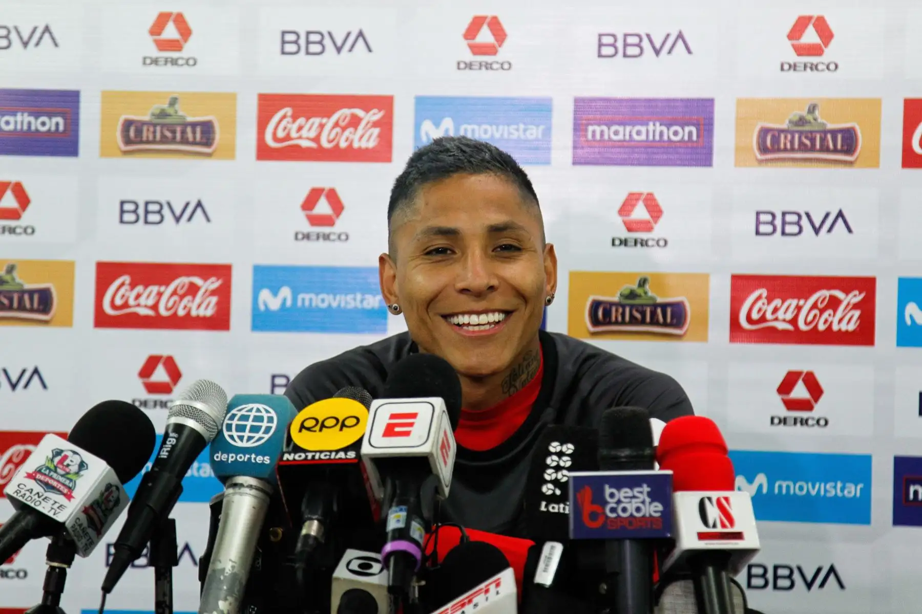 El jugador peruano Raúl Ruidáz habla durante una conferencia de prensa este jueves en el estadio SESC en Porto Alegre (Brasil). Perú se prepara enfrentar a Brasil en la final de la Copa América Brasil 2019, en el Grêmio Arena, en Porto Alegre, Rio Grande do Sul, Brasil.Foto:EFE
