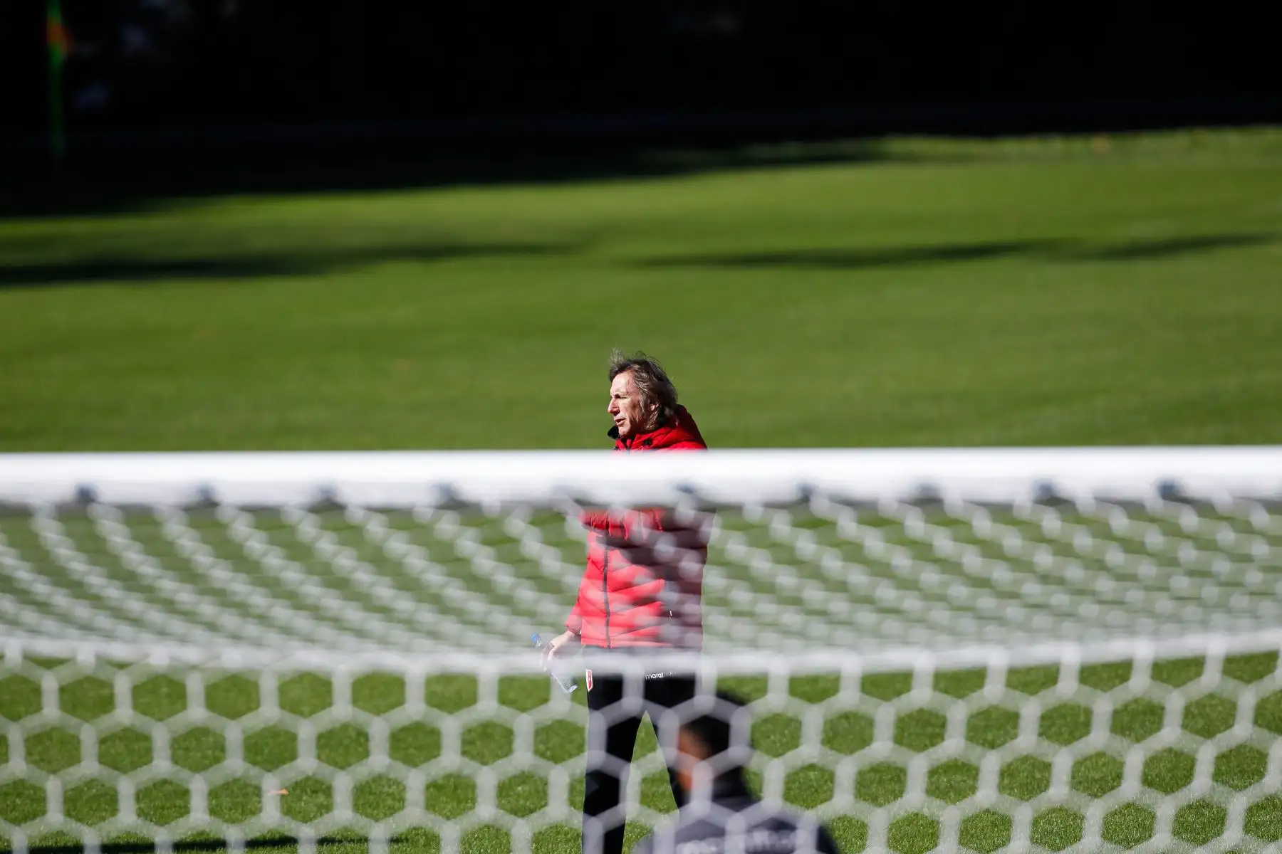 El entrenador de Perú, Ricardo Gareca, dirige el  entrenamiento de su equipo este jueves en el estadio SESC en Porto Alegre (Brasil). Perú se prepara enfrentar a Brasil en la final de la Copa América Brasil 2019, en el Grêmio Arena, en Porto Alegre, Rio Grande do Sul, Brasil.Foto:EFE