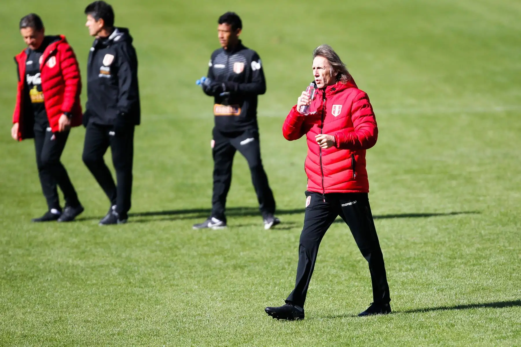 El entrenador de Perú, Ricardo Gareca, dirige el  entrenamiento de su equipo este jueves en el estadio SESC en Porto Alegre (Brasil). Perú se prepara enfrentar a Brasil en la final de la Copa América Brasil 2019, en el Grêmio Arena, en Porto Alegre, Rio Grande do Sul, Brasil.Foto:EFE