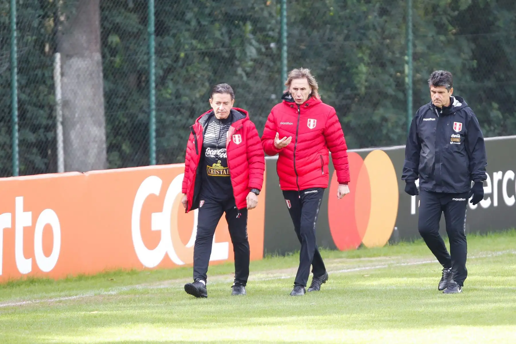 El entrenador de Perú, Ricardo Gareca, dirige el  entrenamiento de su equipo este jueves en el estadio SESC en Porto Alegre (Brasil). Perú se prepara enfrentar a Brasil en la final de la Copa América Brasil 2019, en el Grêmio Arena, en Porto Alegre, Rio Grande do Sul, Brasil.Foto:EFE