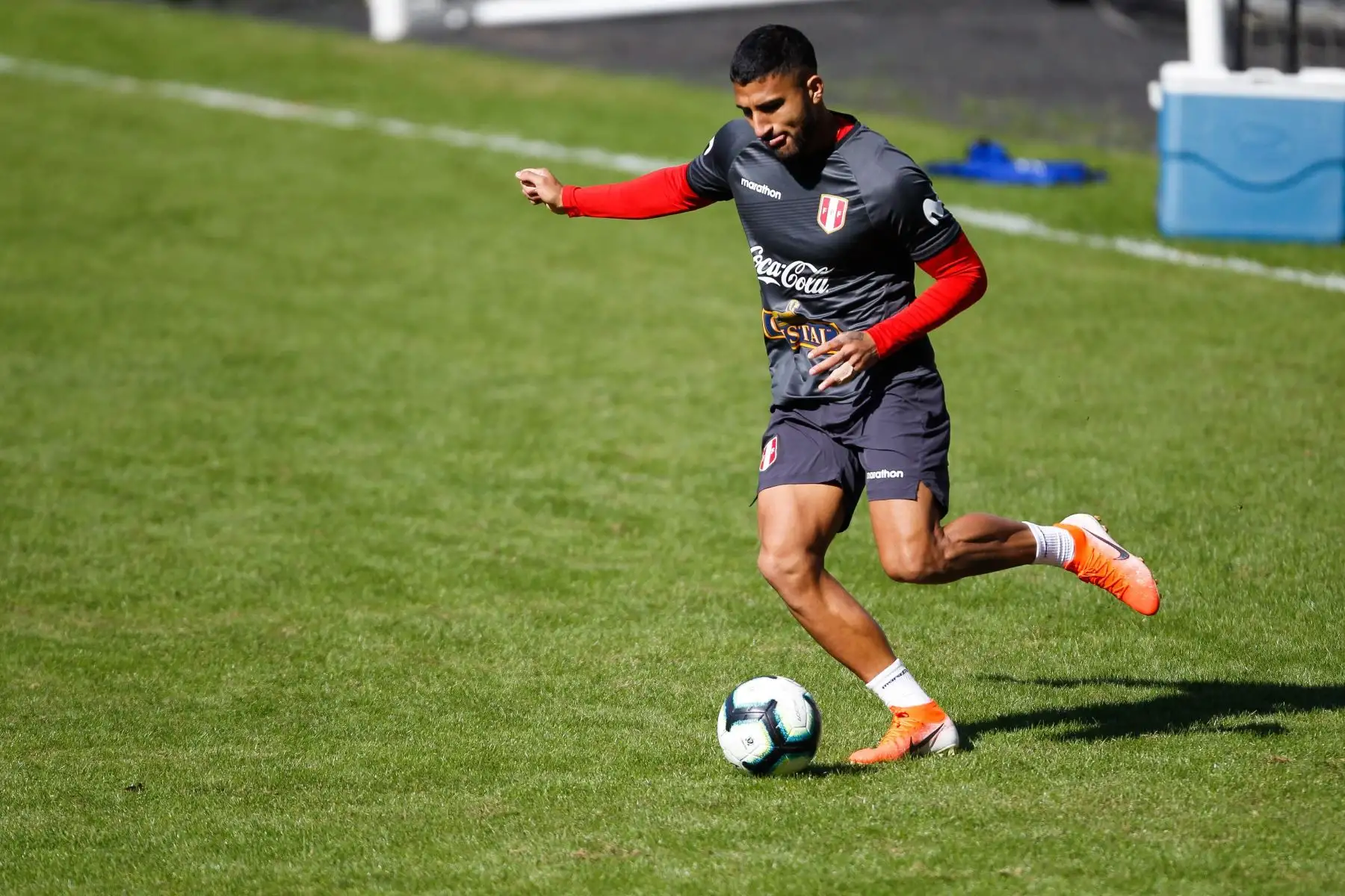 El jugador peruano Josepmir Ballón entrena este jueves en el estadio SESC en Porto Alegre (Brasil). Perú se prepara enfrentar a Brasil en la final de la Copa América Brasil 2019, en el Grêmio Arena, en Porto Alegre, Rio Grande do Sul, Brasil.  Foto:EFE