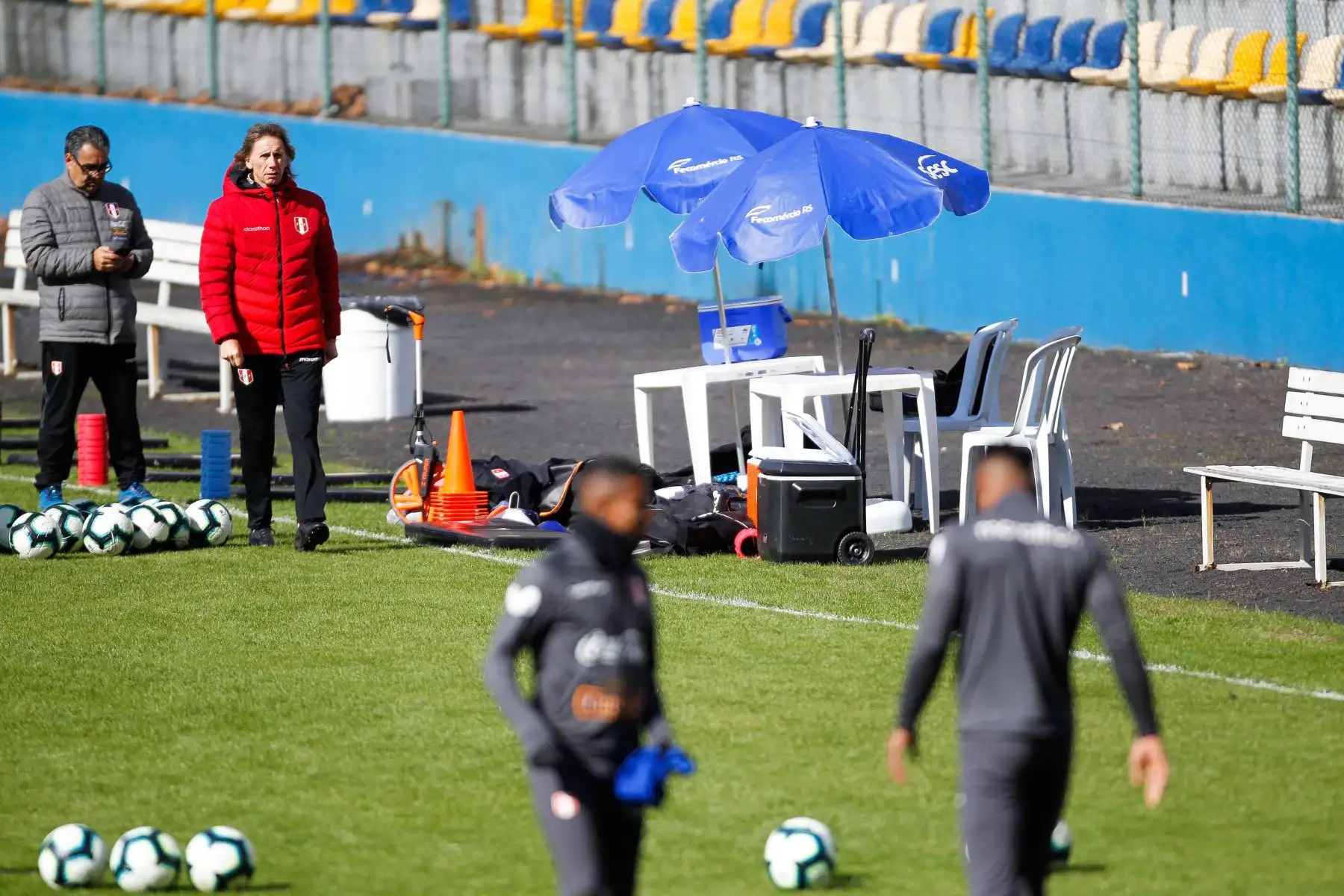El entrenador de Perú, Ricardo Gareca, dirige el  entrenamiento de su equipo este jueves en el estadio SESC en Porto Alegre (Brasil). Perú se prepara enfrentar a Brasil en la final de la Copa América Brasil 2019, en el Grêmio Arena, en Porto Alegre, Rio Grande do Sul, Brasil.Foto:EFE