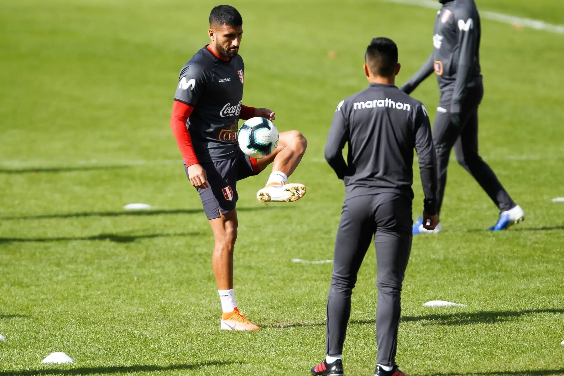 El jugador peruano Josepmir Ballón (c) entrena este jueves en el estadio SESC en Porto Alegre (Brasil). Perú se prepara enfrentar a Brasil en la final de la Copa América Brasil 2019, en el Grêmio Arena, en Porto Alegre, Rio Grande do Sul, Brasil. Foto:EFE