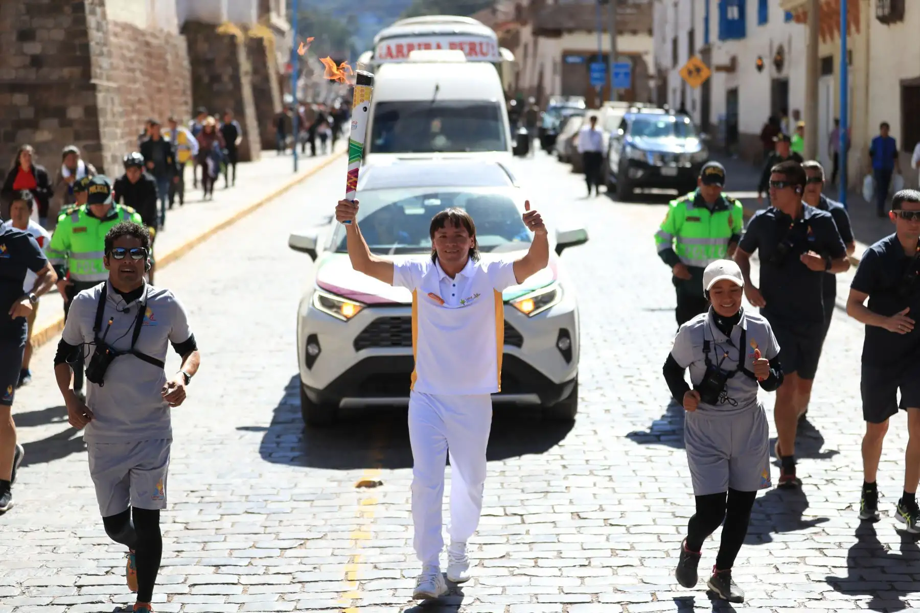 Antocha de los Juegos Panamericanos recorre los principales atractivos turísticos de la ciudad del Cusco.

Foto: ANDINA/Juan Carlos Guzmán Negrini.