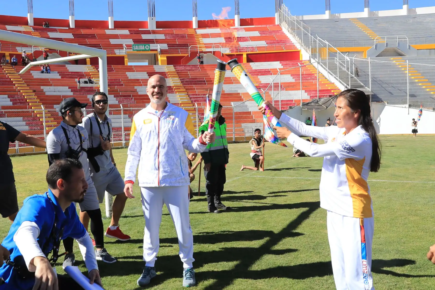 Presidente del comité organizador de los Juegos Panamericanos Lima 2019 Carlos Neuhaus, encabezó ceremonia de recepción de la antorcha de los Juegos Panamericanos en el estadio Inca Garcilaso de la Vega.

Foto: ANDINA/Juan Carlos Guzmán Negrini.
