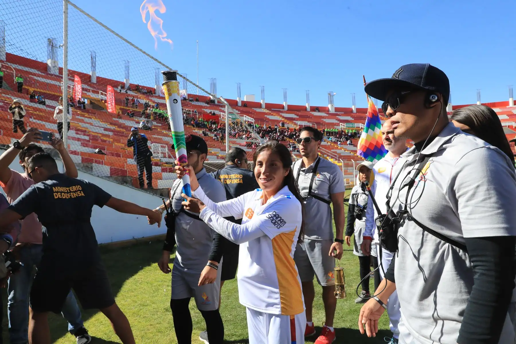 Presidente del comité organizador de los Juegos Panamericanos Lima 2019 Carlos Neuhaus, encabezó ceremonia de recepción de la antorcha de los Juegos Panamericanos en el estadio Inca Garcilaso de la Vega.

Foto: ANDINA/Juan Carlos Guzmán Negrini.