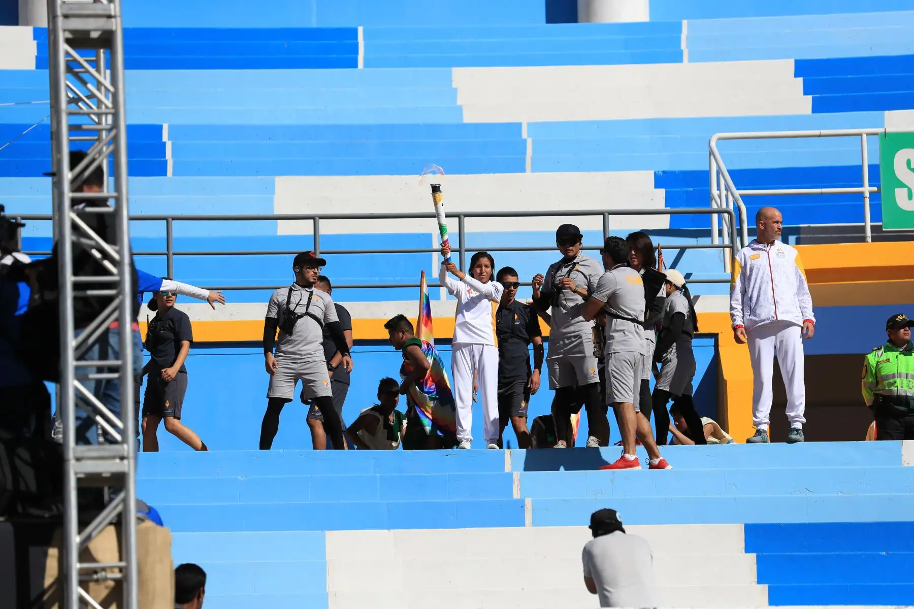 Presidente del comité organizador de los Juegos Panamericanos Lima 2019 Carlos Neuhaus, encabezó ceremonia de recepción de la antorcha de los Juegos Panamericanos en el estadio Inca Garcilaso de la Vega.

Foto: ANDINA/Juan Carlos Guzmán Negrini.