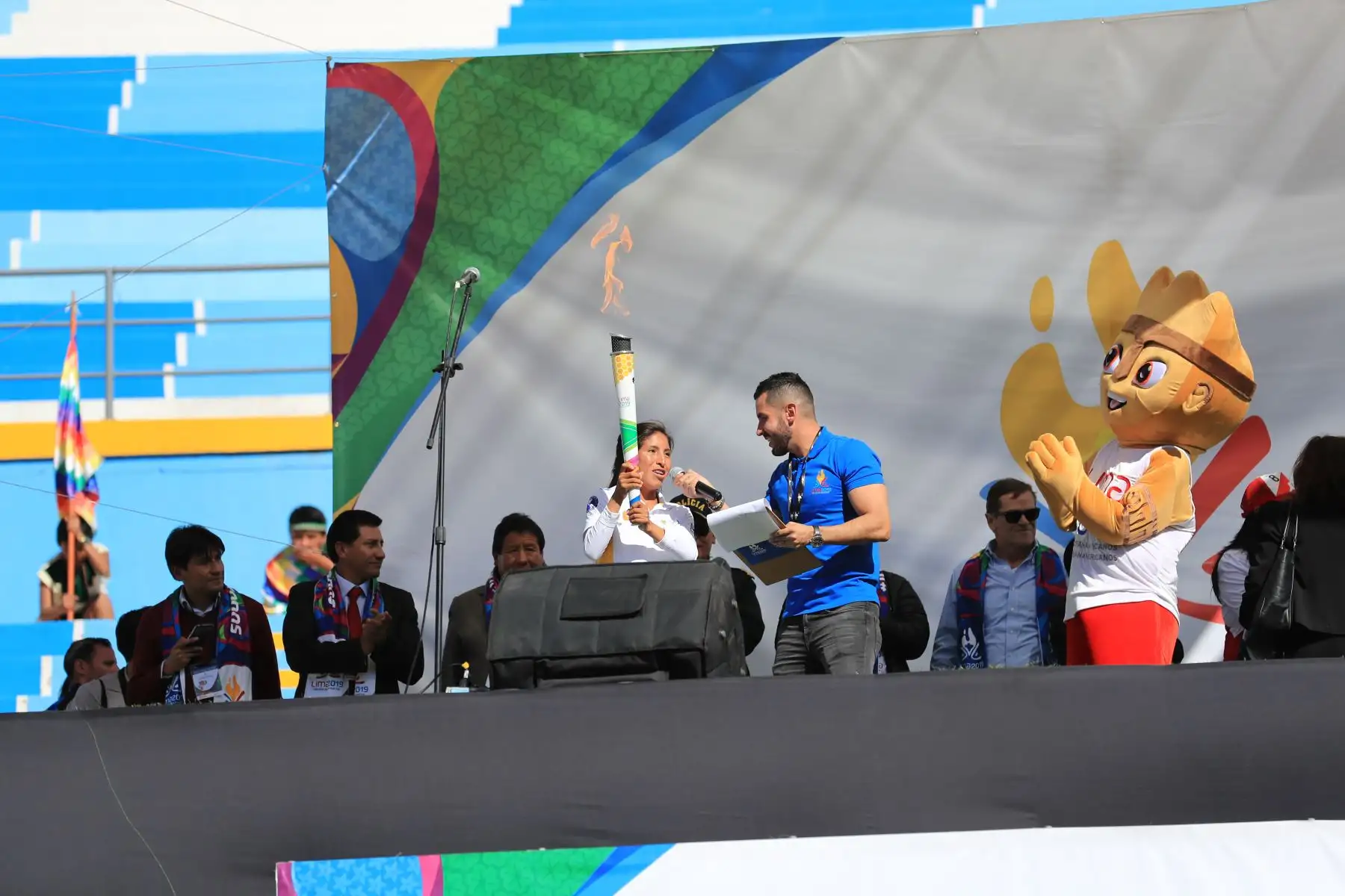 Presidente del comité organizador de los Juegos Panamericanos Lima 2019 Carlos Neuhaus, encabezó ceremonia de recepción de la antorcha de los Juegos Panamericanos en el estadio Inca Garcilaso de la Vega.

Foto: ANDINA/Juan Carlos Guzmán Negrini.