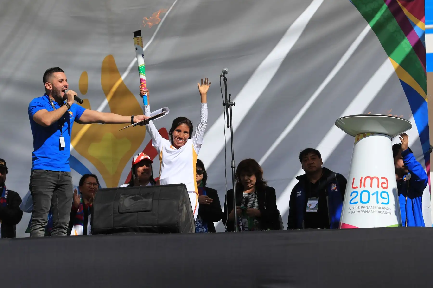 Presidente del comité organizador de los Juegos Panamericanos Lima 2019 Carlos Neuhaus, encabezó ceremonia de recepción de la antorcha de los Juegos Panamericanos en el estadio Inca Garcilaso de la Vega.

Foto: ANDINA/Juan Carlos Guzmán Negrini.