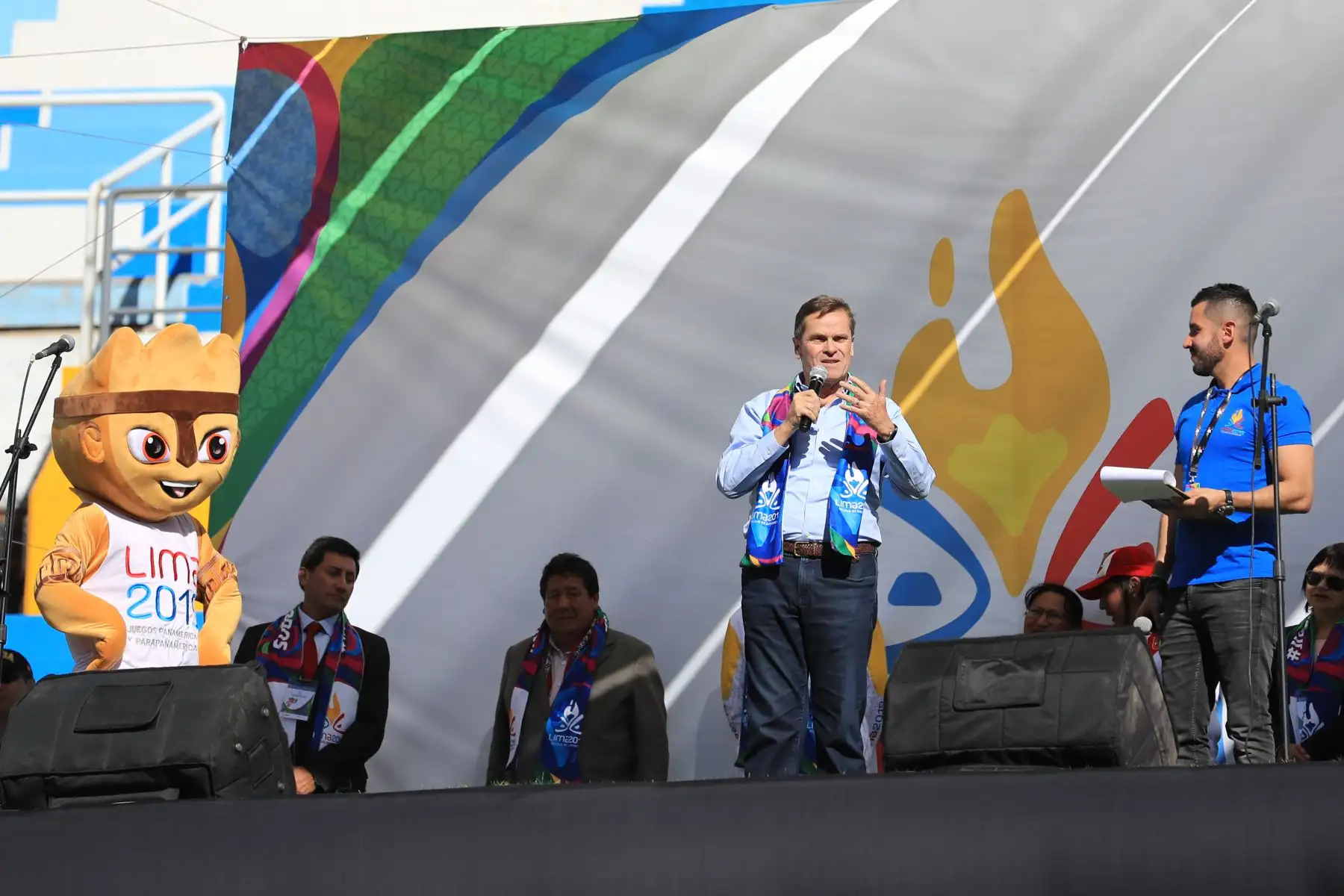 Presidente del comité organizador de los Juegos Panamericanos Lima 2019 Carlos Neuhaus, encabezó ceremonia de recepción de la antorcha de los Juegos Panamericanos en el estadio Inca Garcilaso de la Vega.

Foto: ANDINA/Juan Carlos Guzmán Negrini.