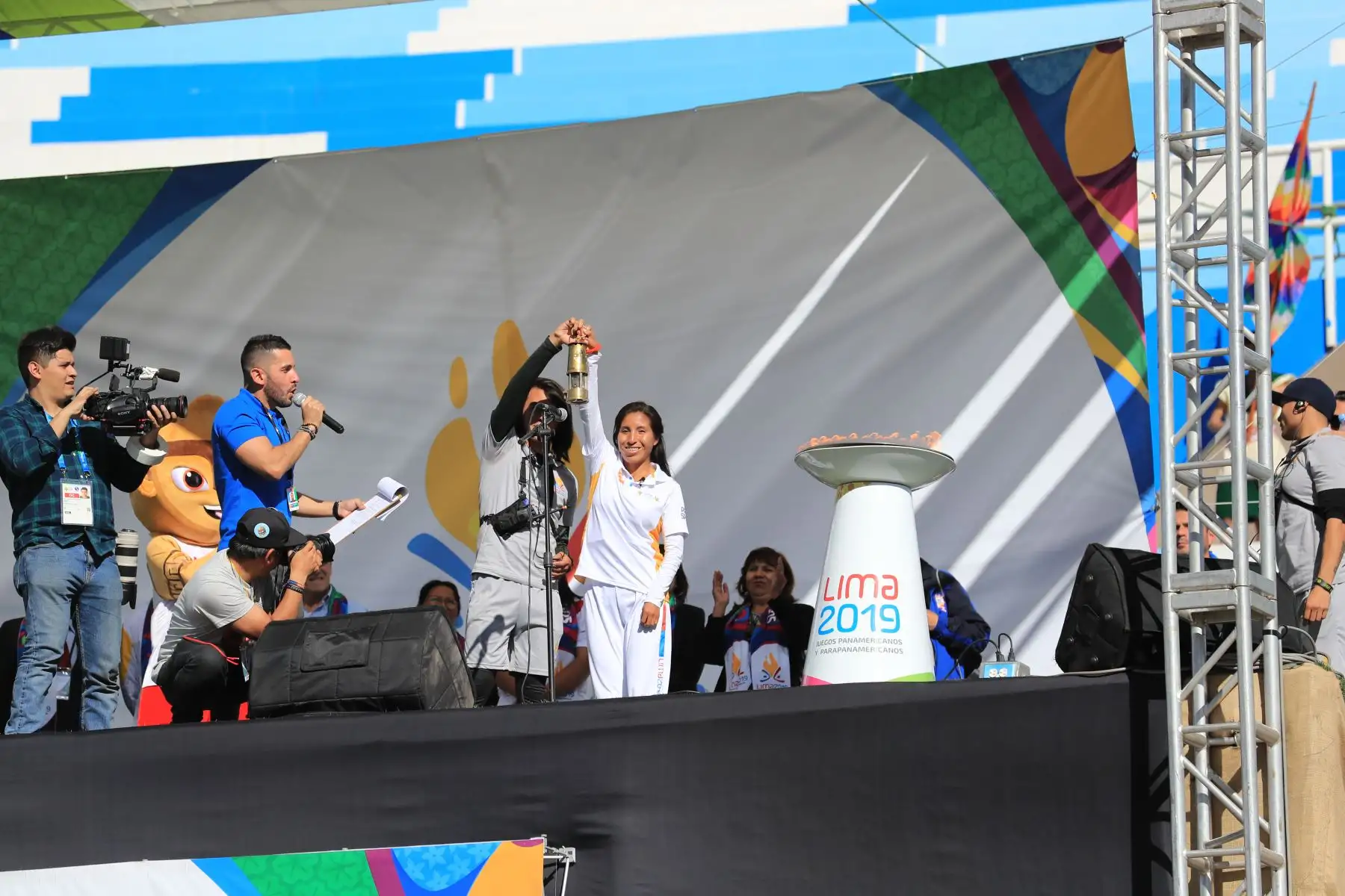 Presidente del comité organizador de los Juegos Panamericanos Lima 2019 Carlos Neuhaus, encabezó ceremonia de recepción de la antorcha de los Juegos Panamericanos en el estadio Inca Garcilaso de la Vega.

Foto: ANDINA/Juan Carlos Guzmán Negrini.