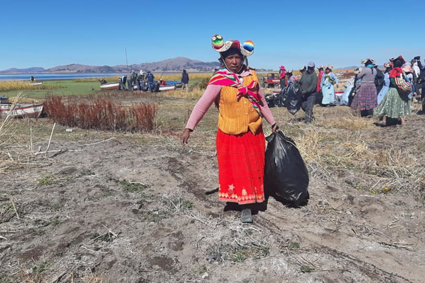Extraen 30 toneladas de residuos sólidos del lago Titicaca y el río Coata, en Puno. ANDINA.