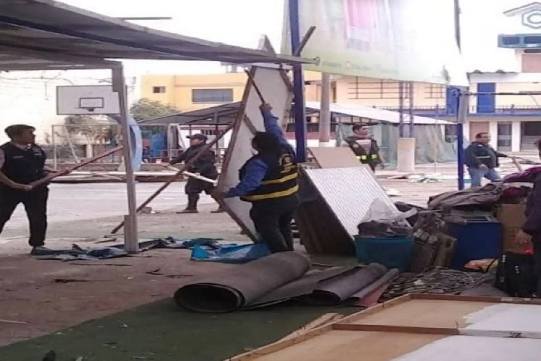 Recuperan área deportiva de colegio tomada por informales en Comas. Foto: ANDINA.